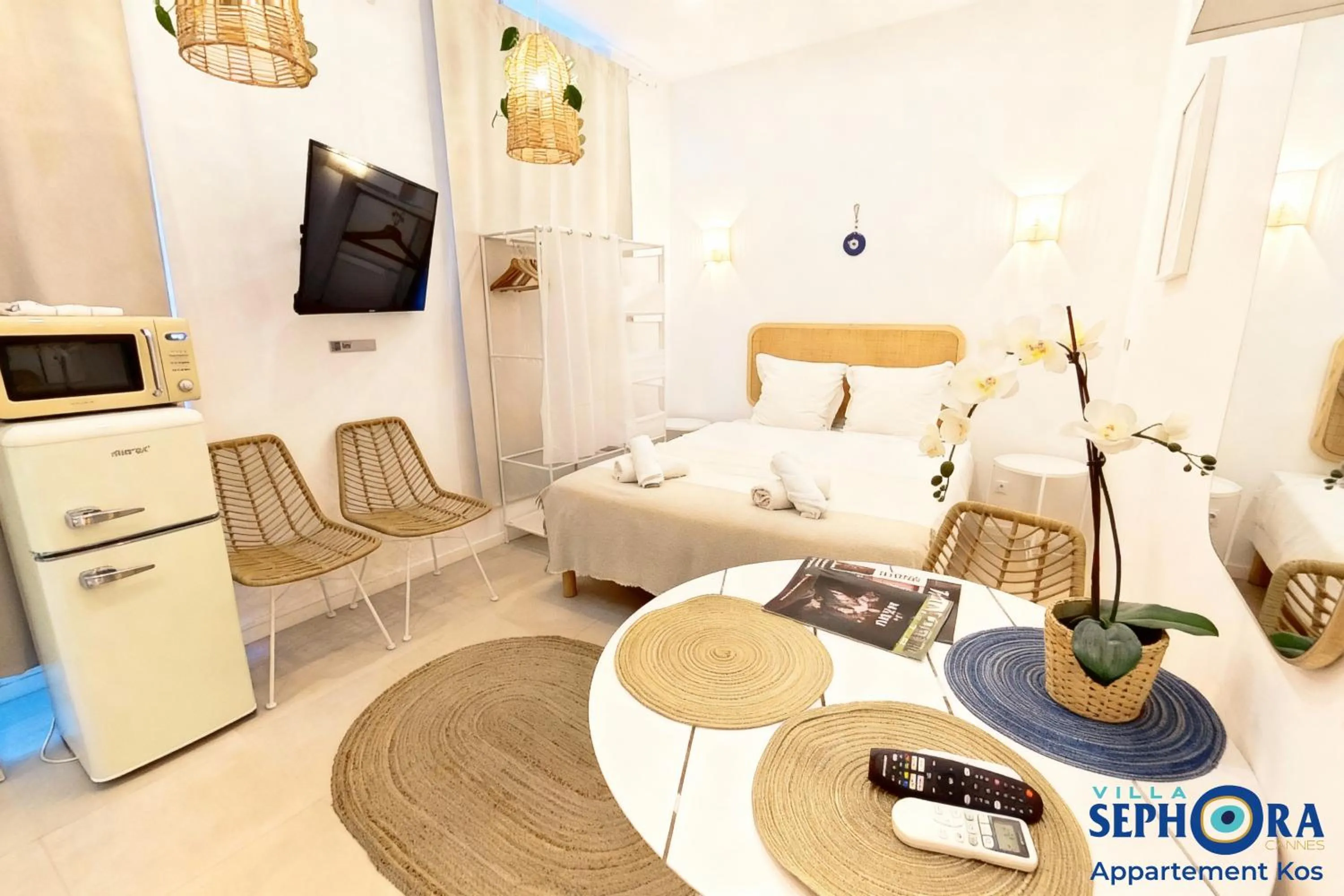 Bed in VILLA SEPHORA CANNES