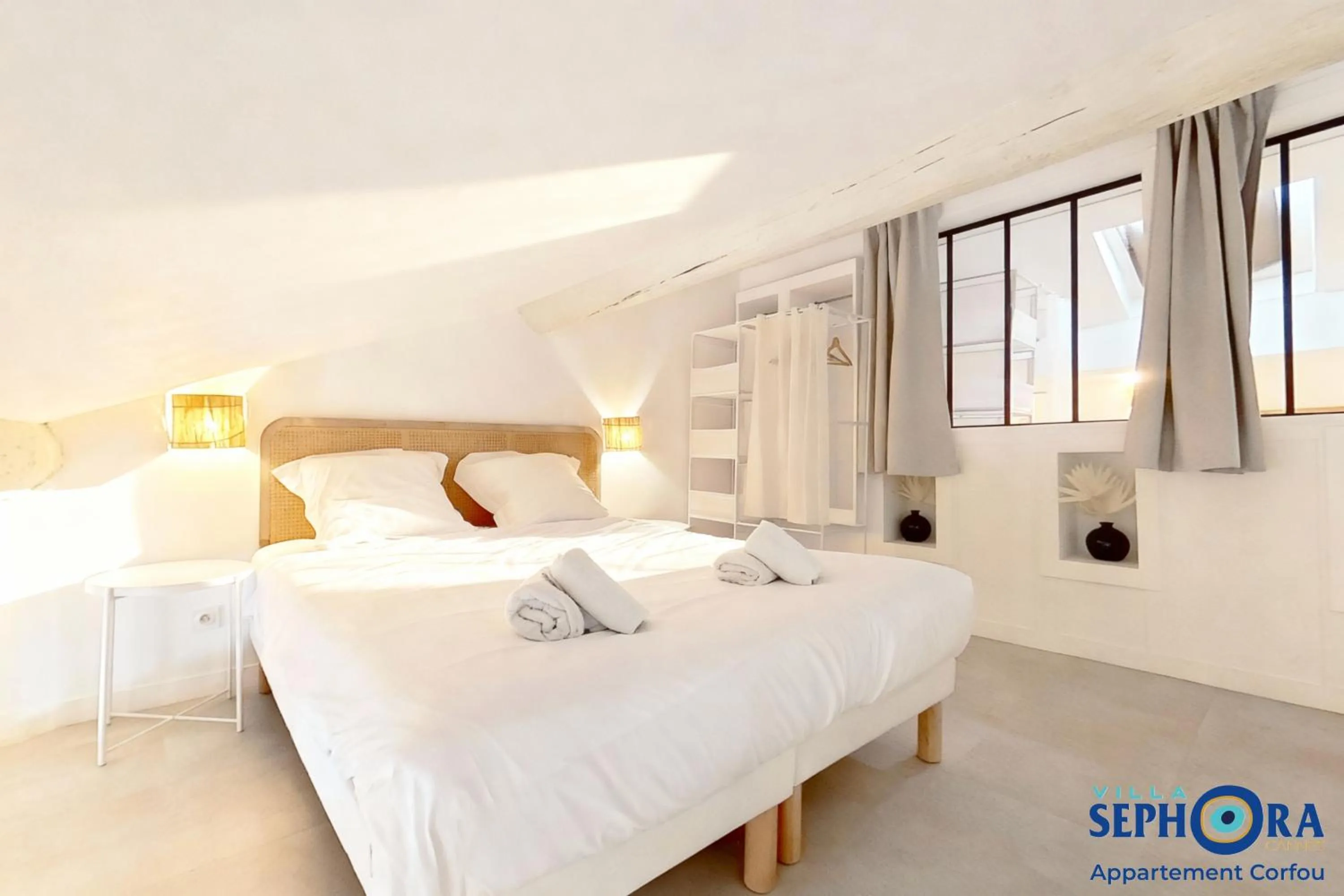 Bed in VILLA SEPHORA CANNES