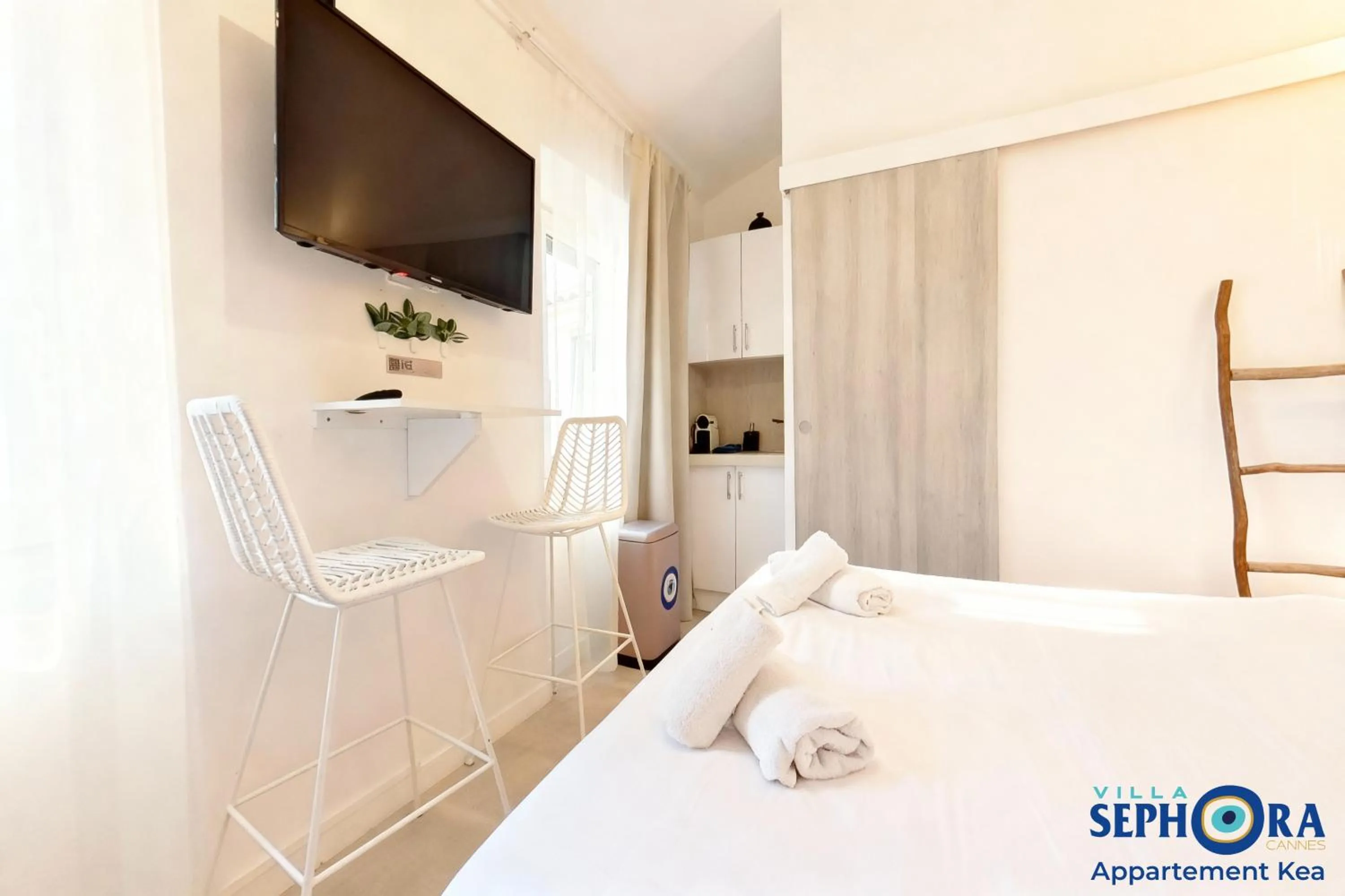 Bed in VILLA SEPHORA CANNES