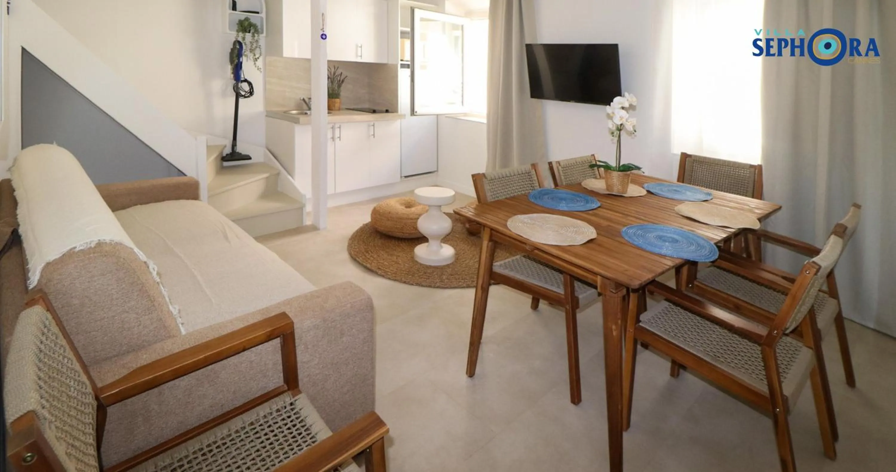 Communal lounge/ TV room in VILLA SEPHORA CANNES