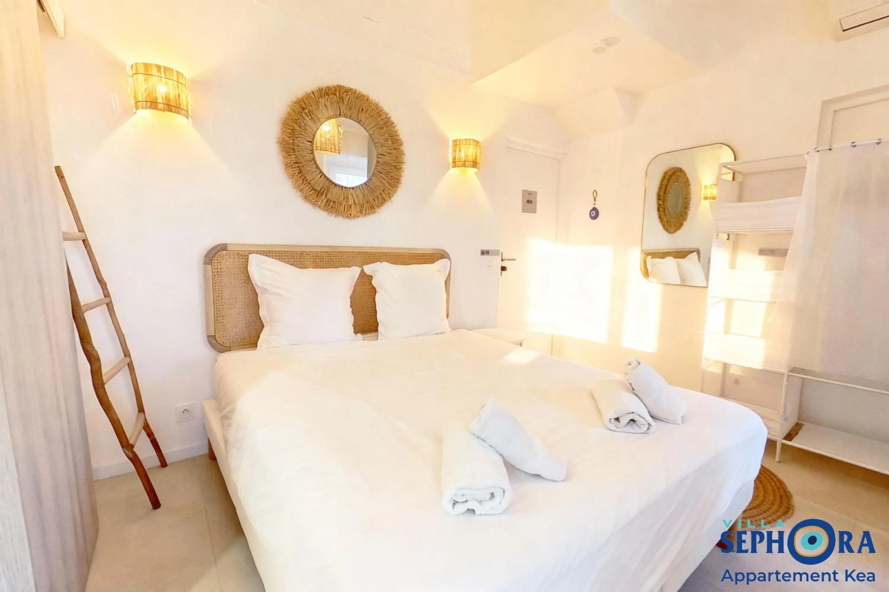 Bed in VILLA SEPHORA CANNES