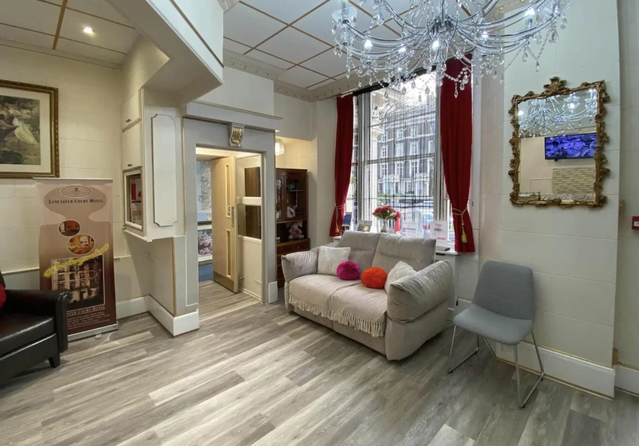 Living room in Lancaster Court Hotel
