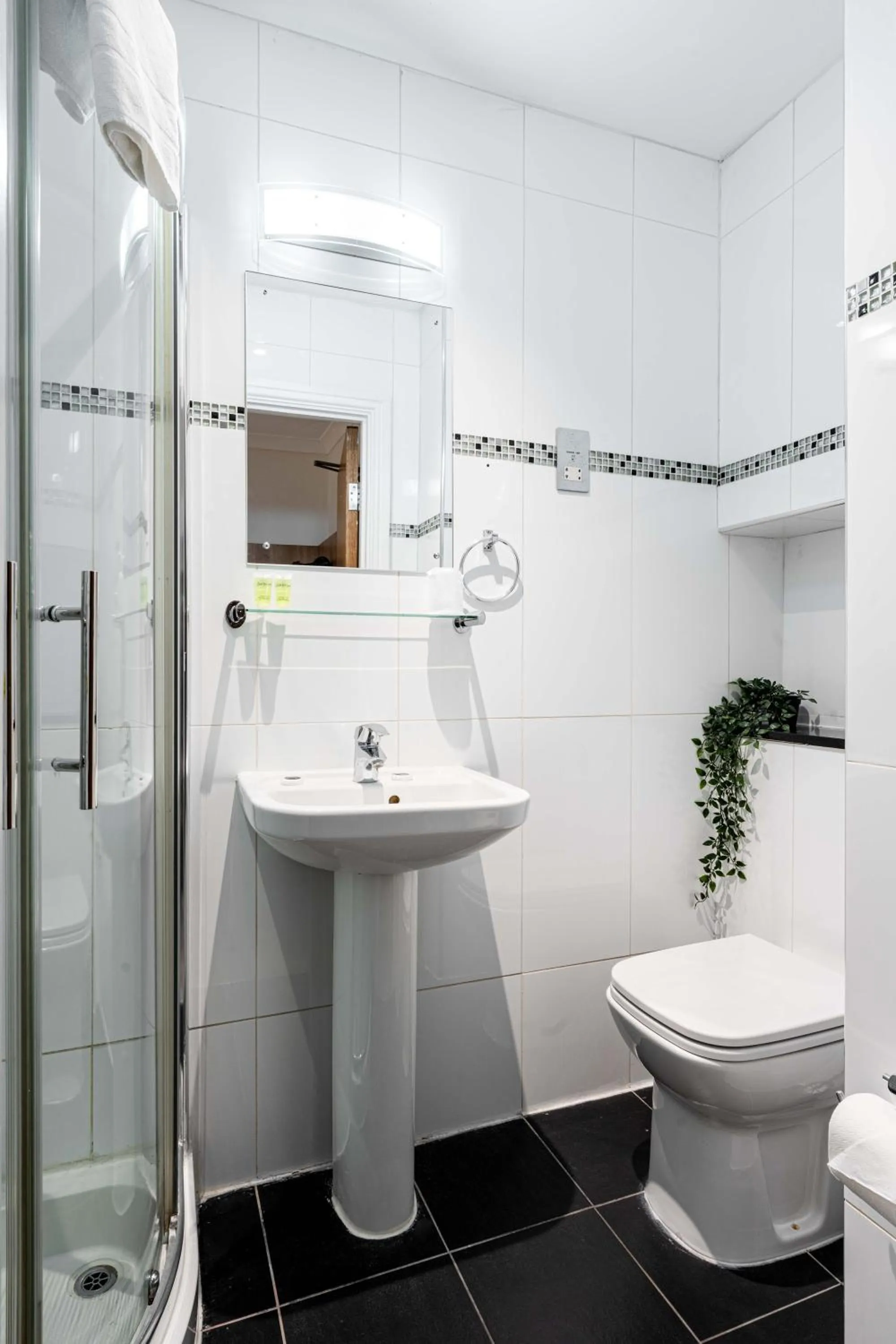 Shower in Lancaster Court Hotel