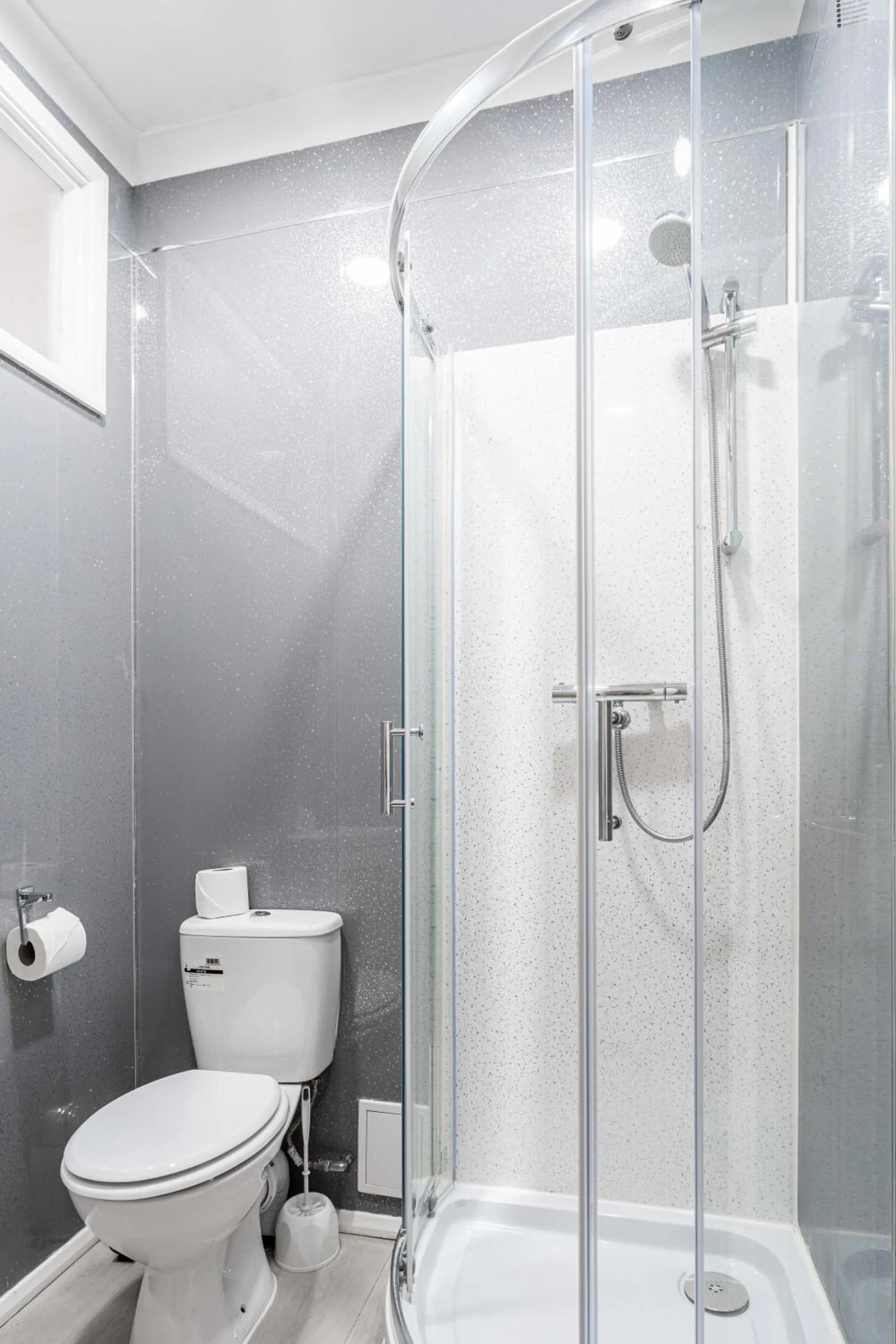 Shower in Lancaster Court Hotel