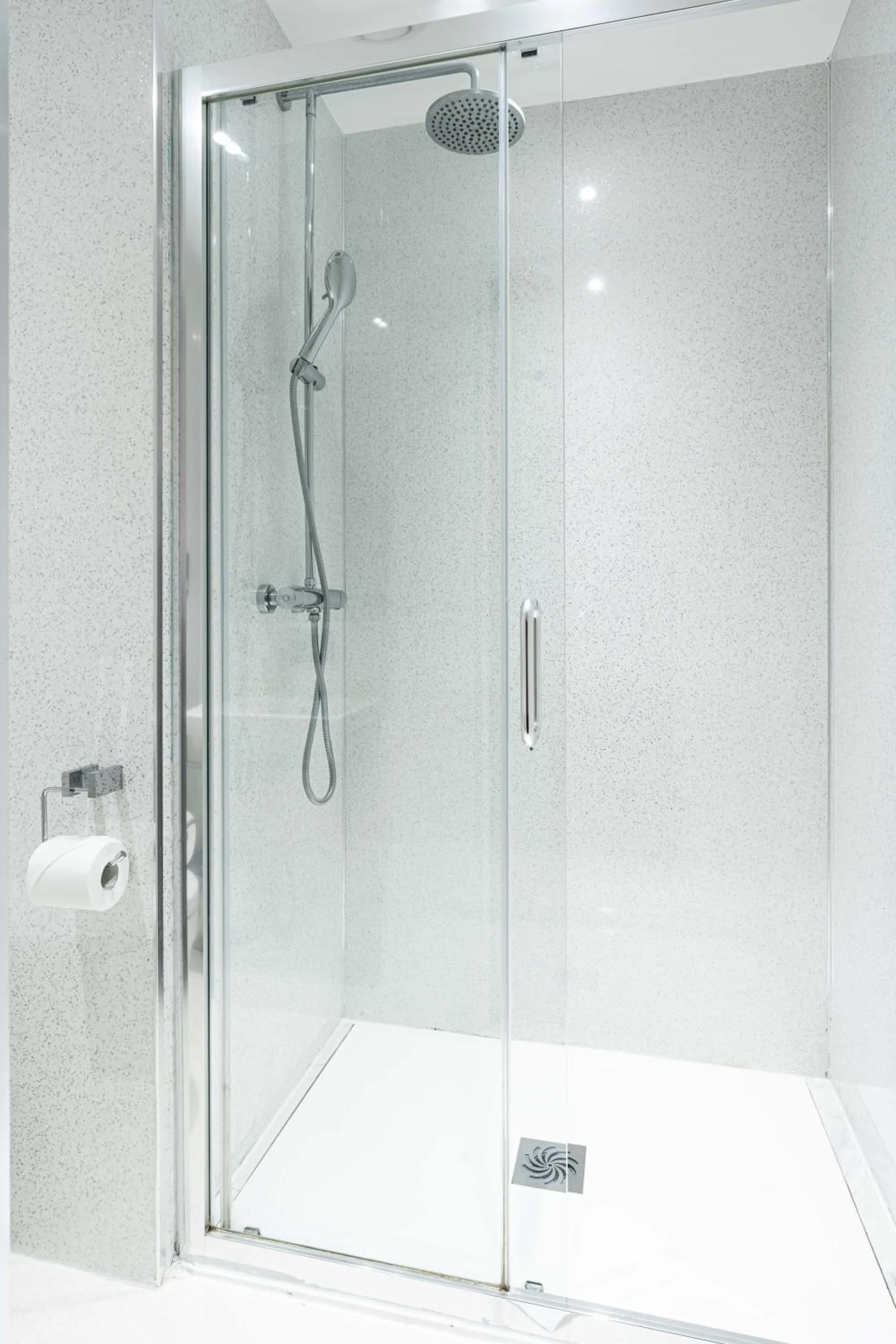 Shower in Lancaster Court Hotel