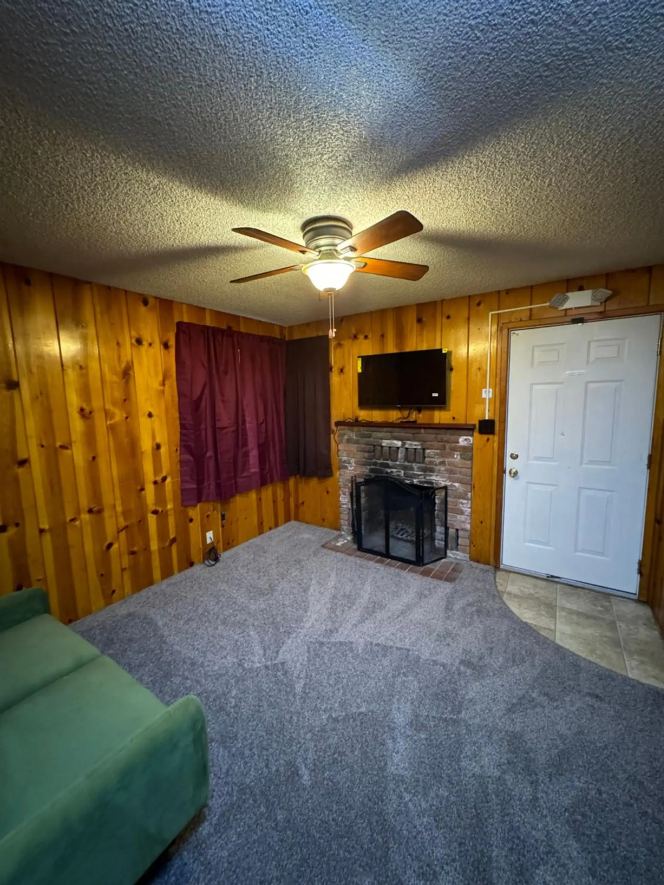 Budget Double Room in Crest Lodge Historic Mountain Inn Budget Double Room in Crest Lodge Historic Mountain Inn