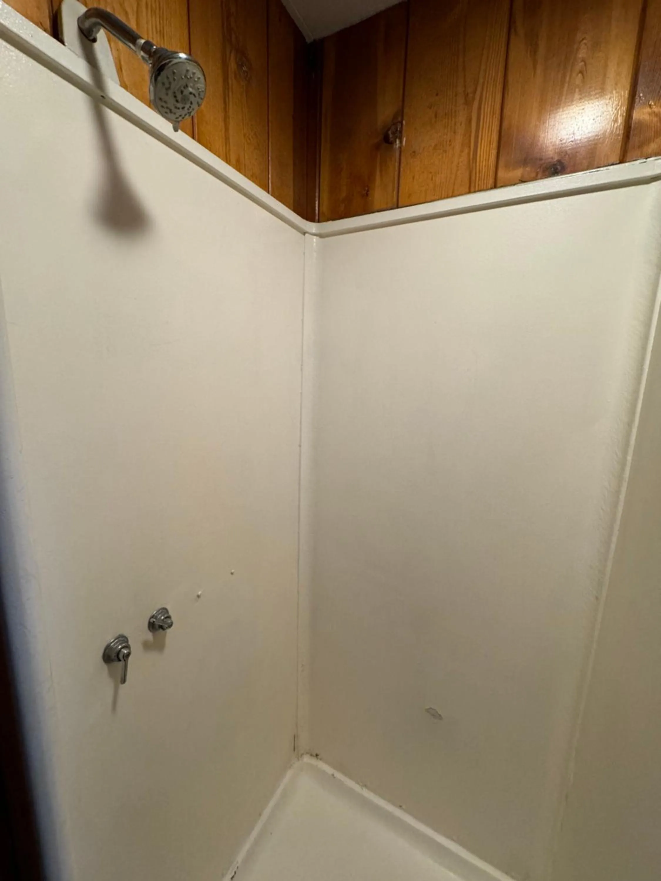 Shower in Crest Lodge Historic Mountain Inn