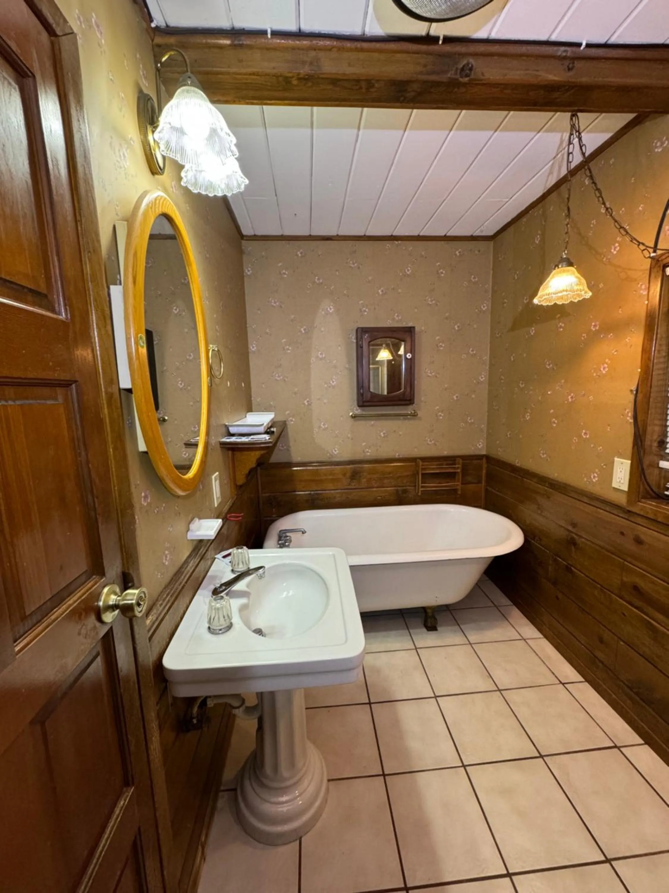Bathroom in Crest Lodge Historic Mountain Inn