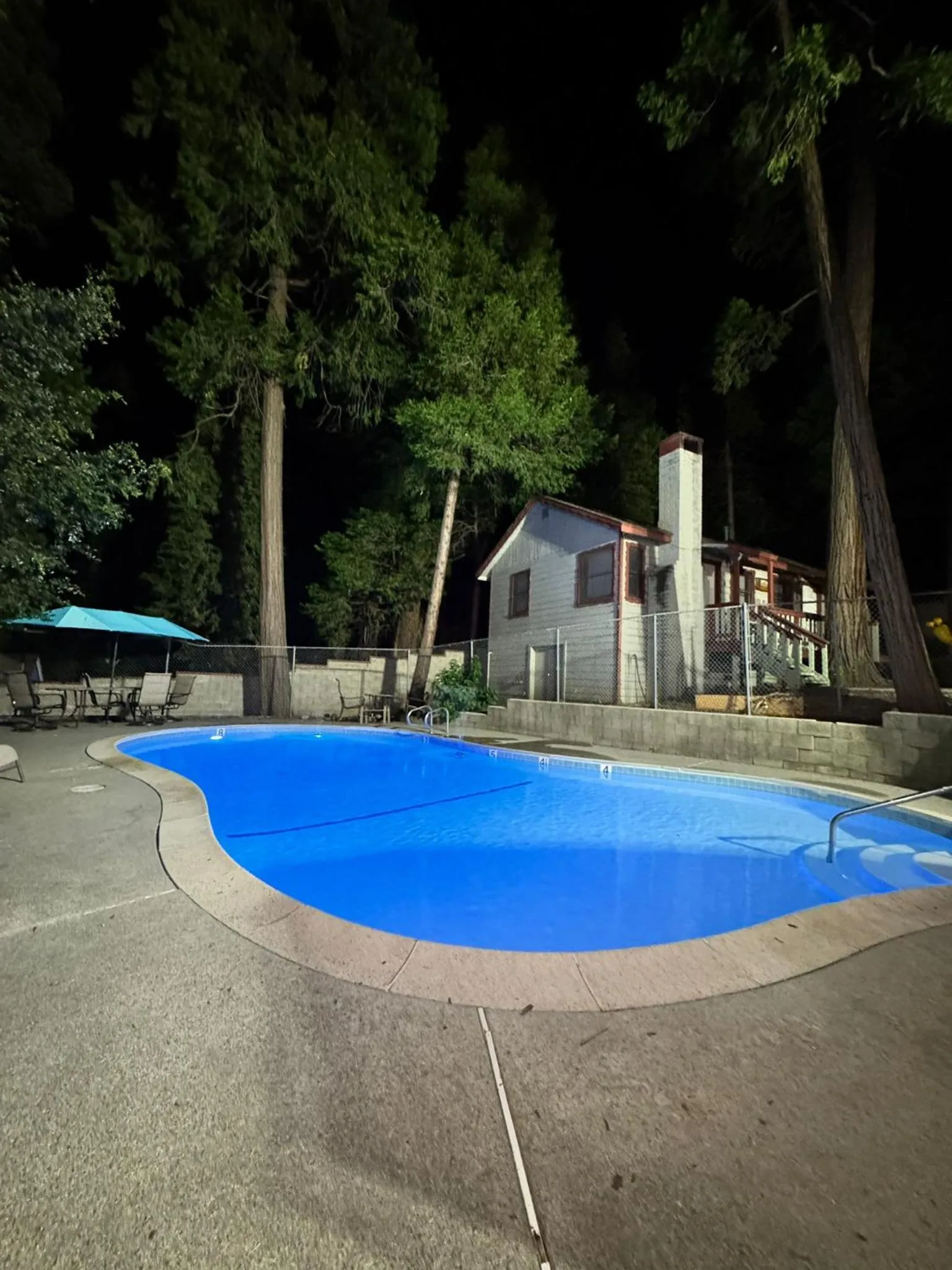 Swimming pool in Crest Lodge Historic Mountain Inn