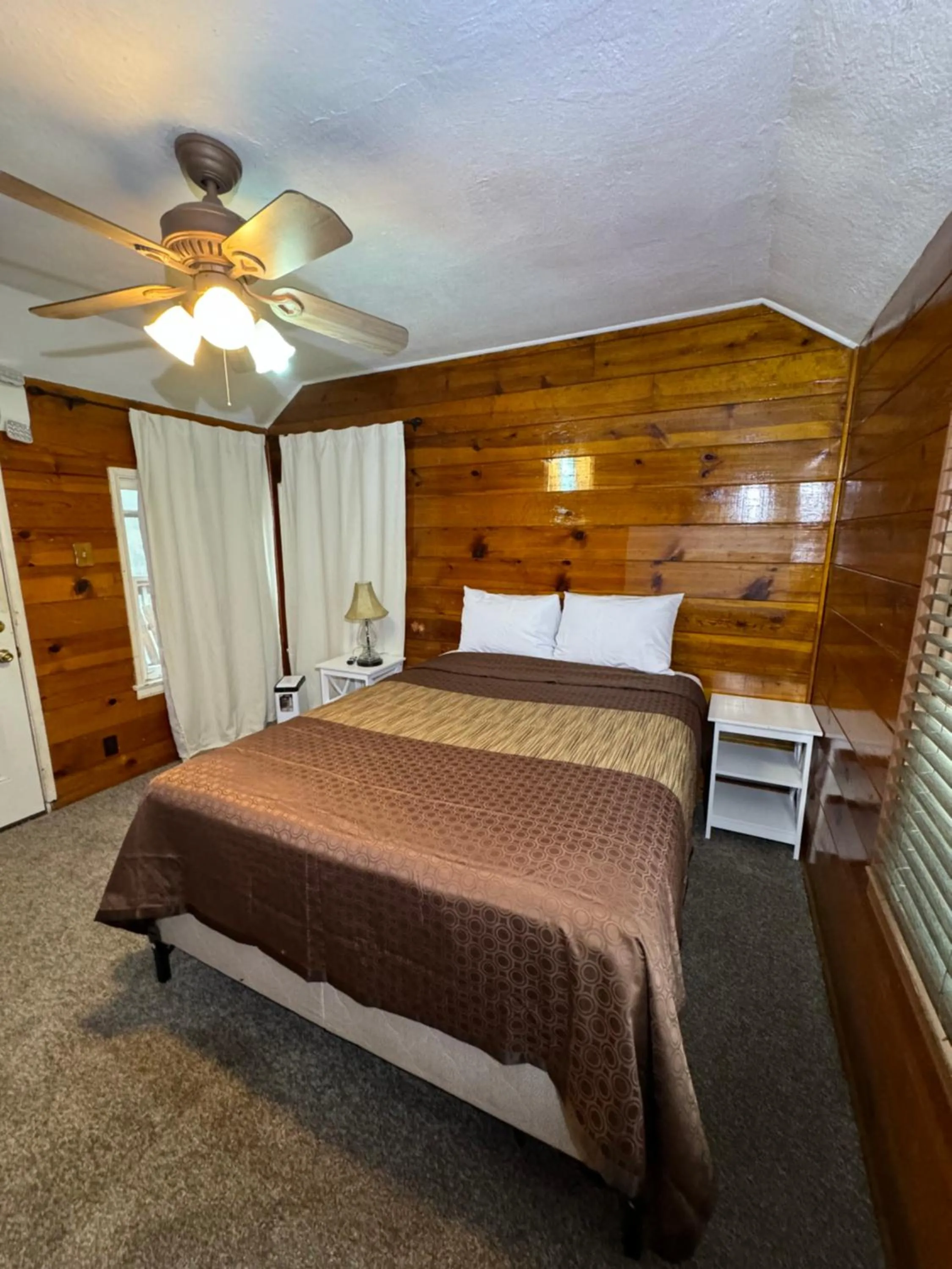 Bed in Crest Lodge Historic Mountain Inn