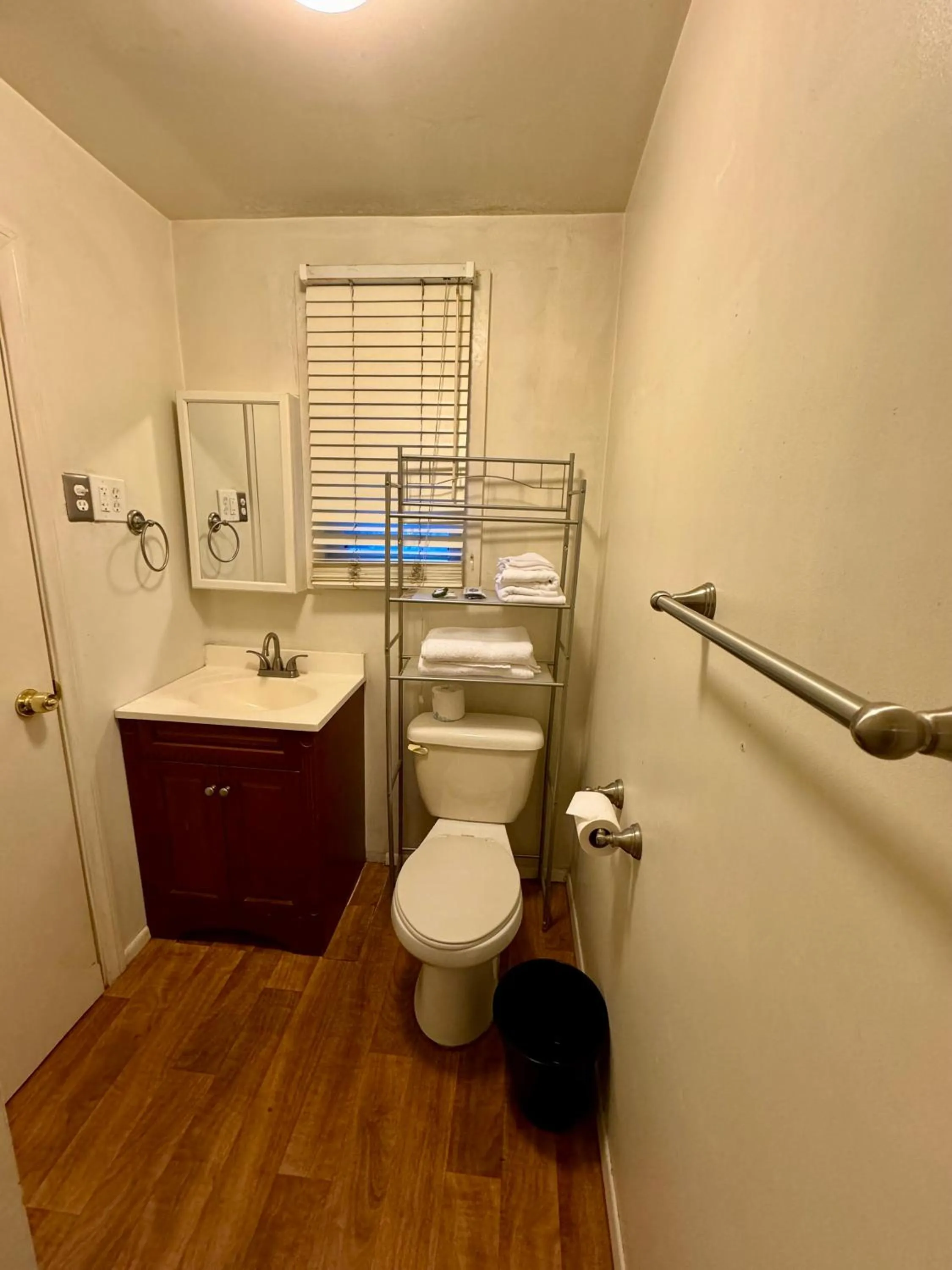 Toilet in Crest Lodge Historic Mountain Inn