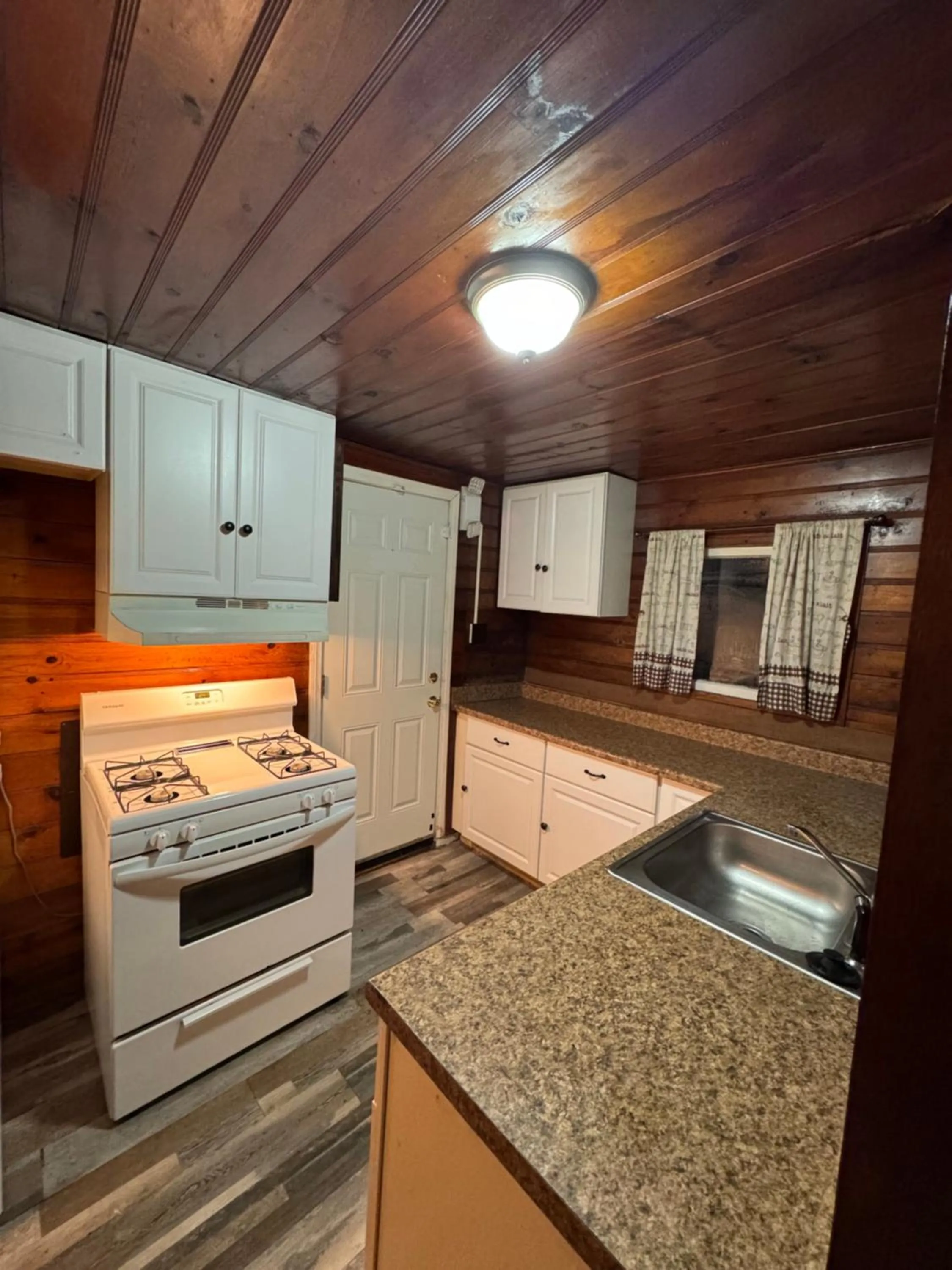 Kitchen or kitchenette in Crest Lodge Historic Mountain Inn