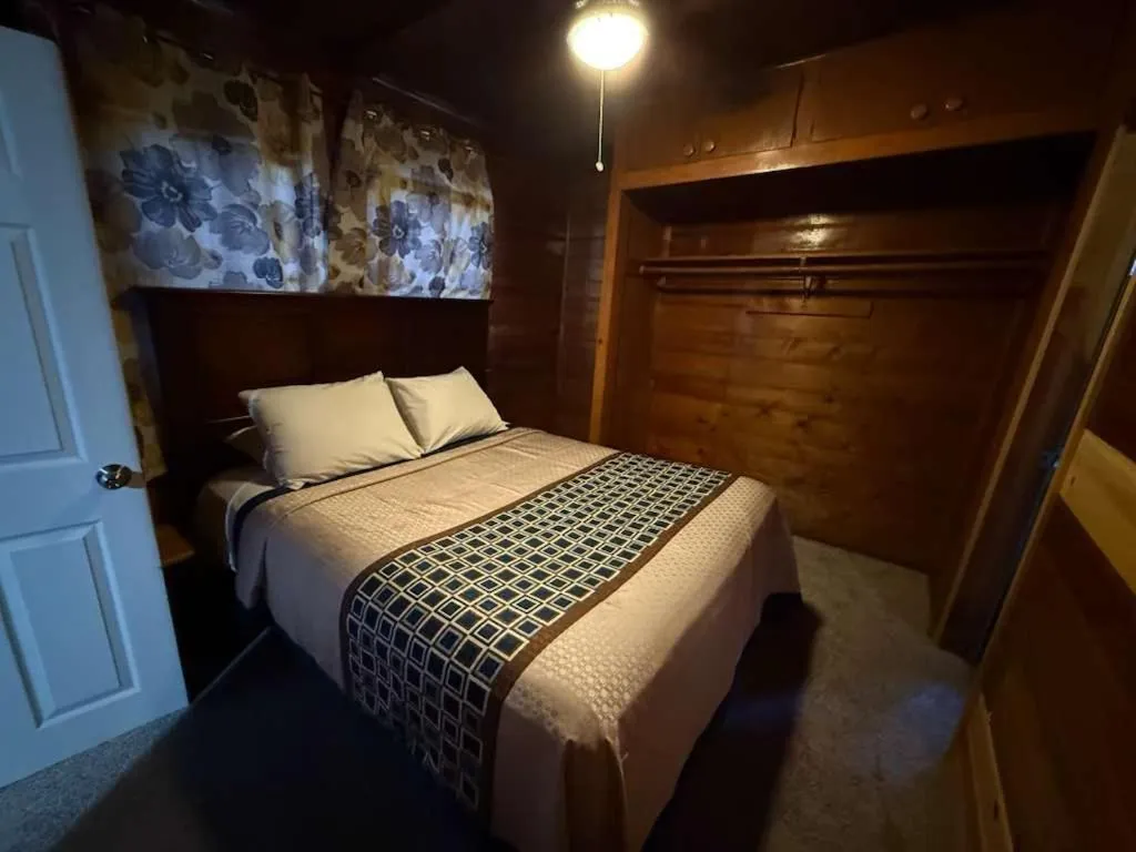 Bed in Crest Lodge Historic Mountain Inn