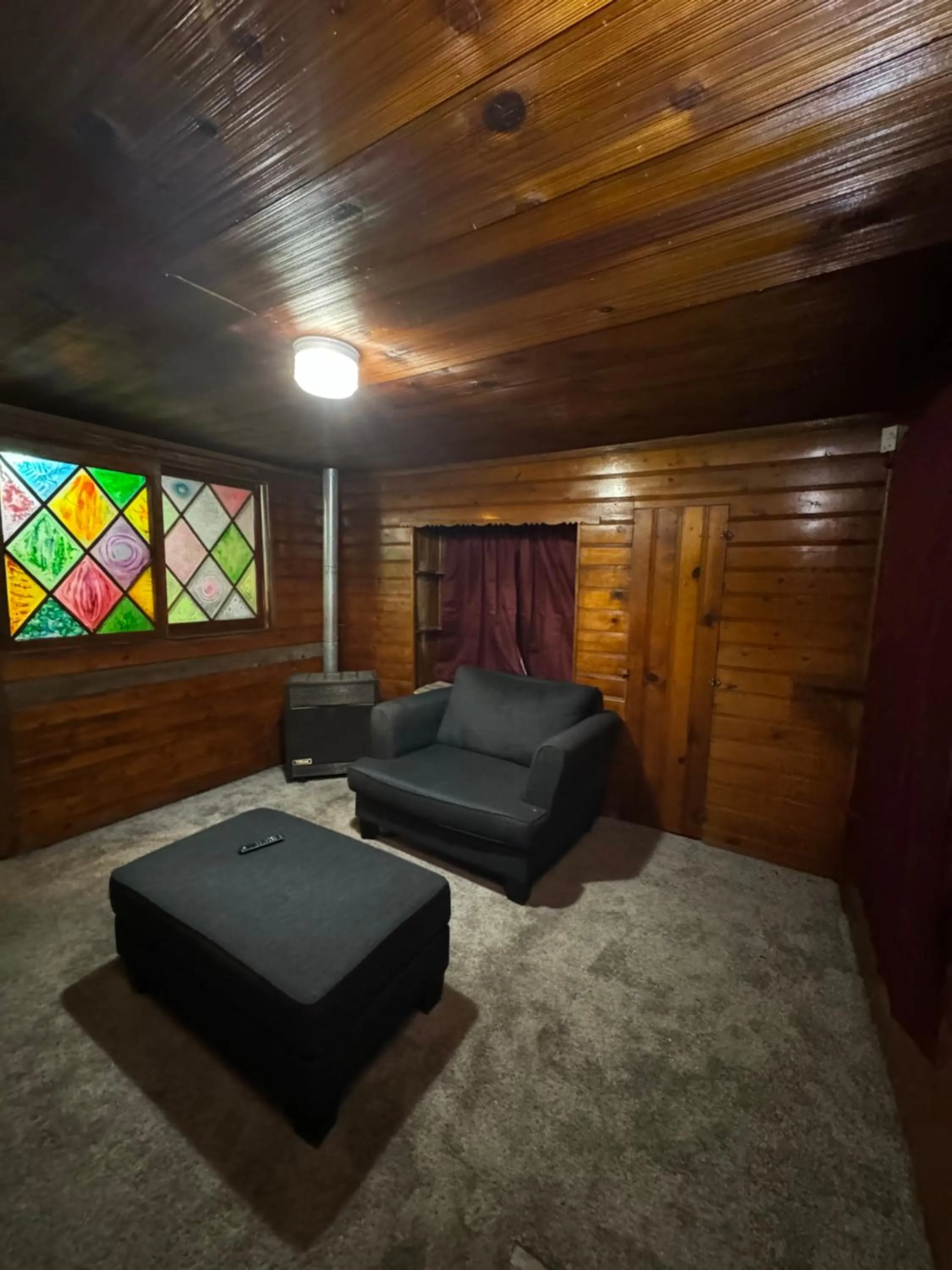 Living room, Bed in Crest Lodge Historic Mountain Inn
