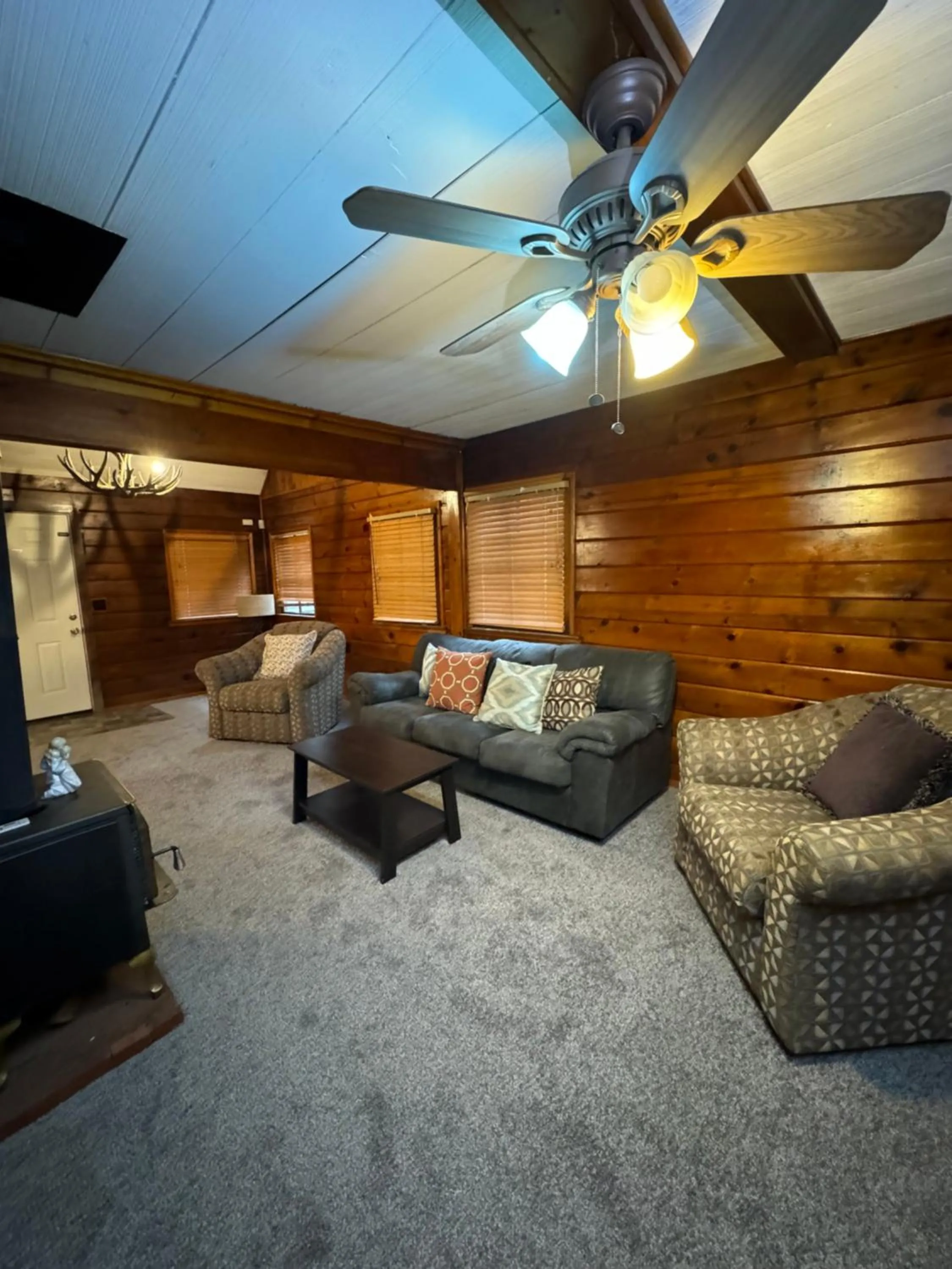 Living room in Crest Lodge Historic Mountain Inn