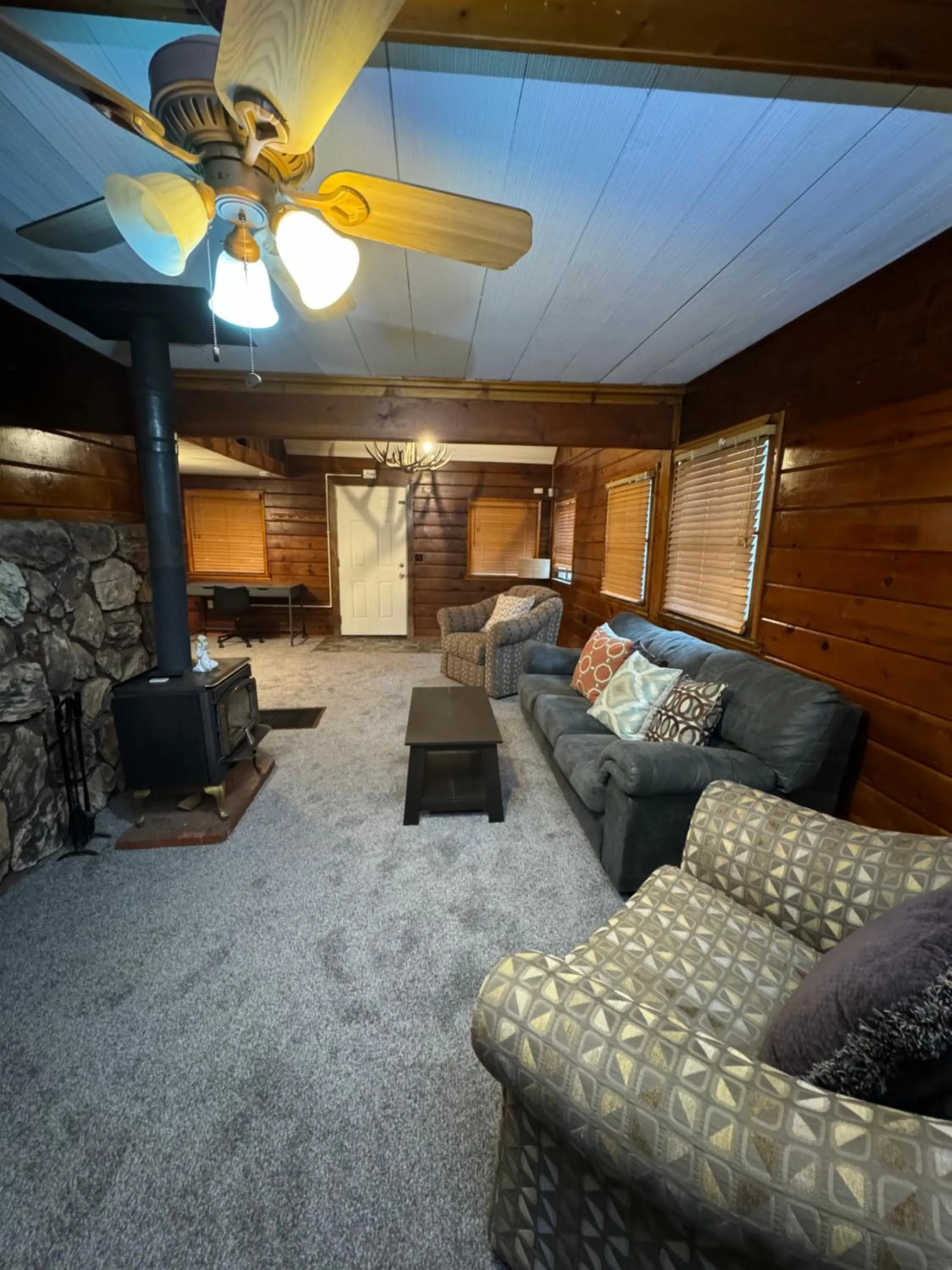 Living room in Crest Lodge Historic Mountain Inn