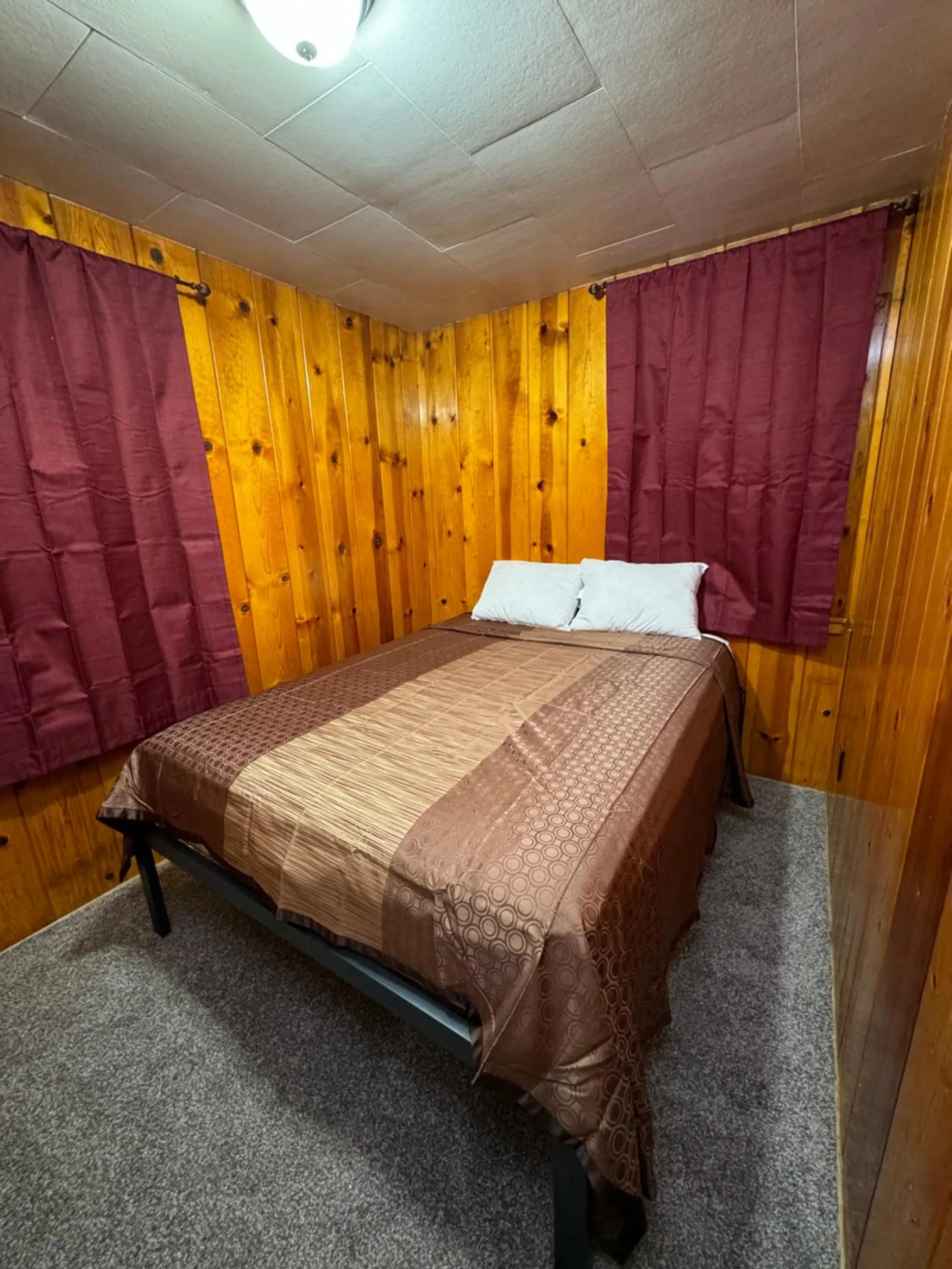 Bed in Crest Lodge Historic Mountain Inn