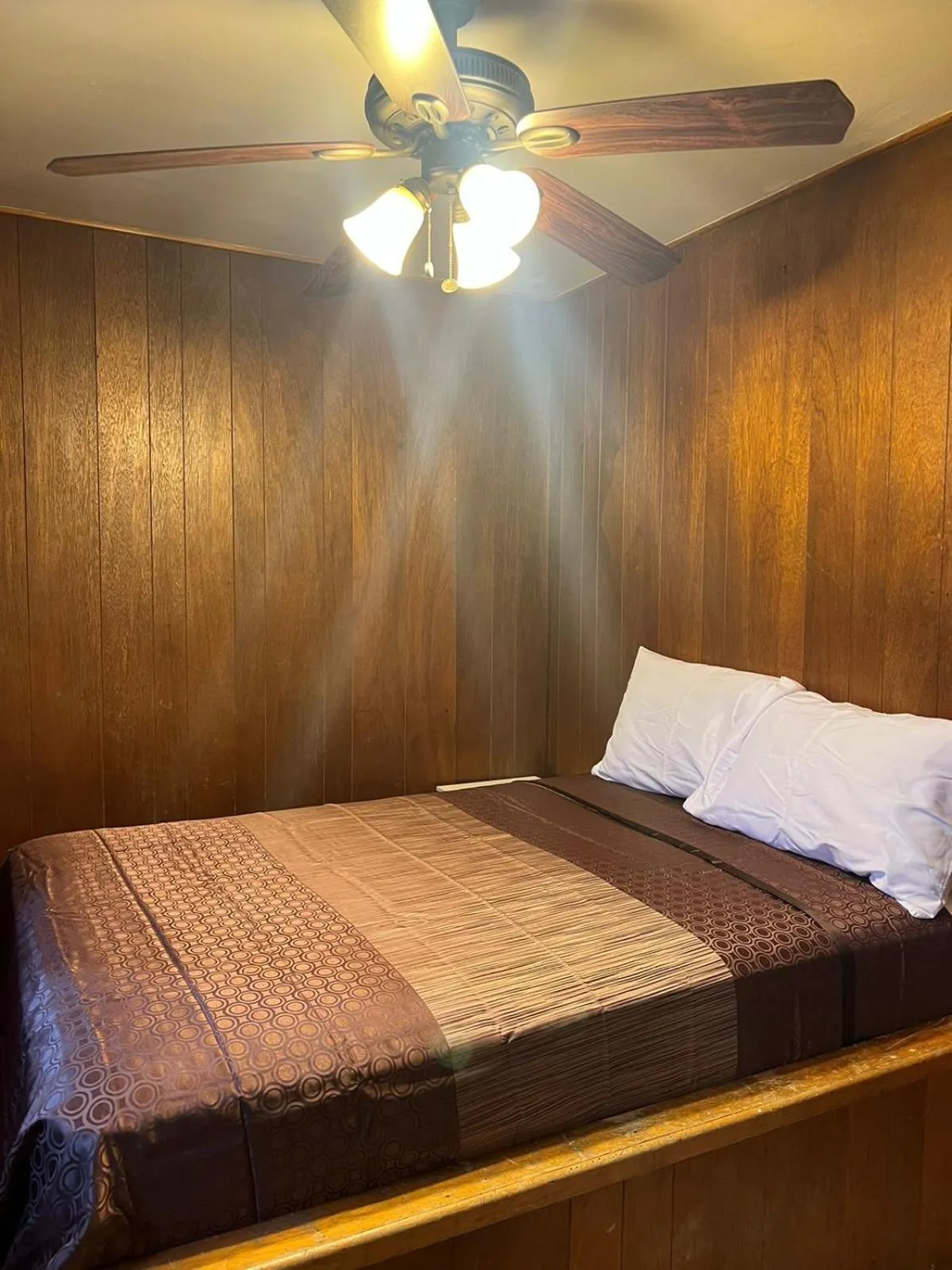 Bed in Crest Lodge Historic Mountain Inn