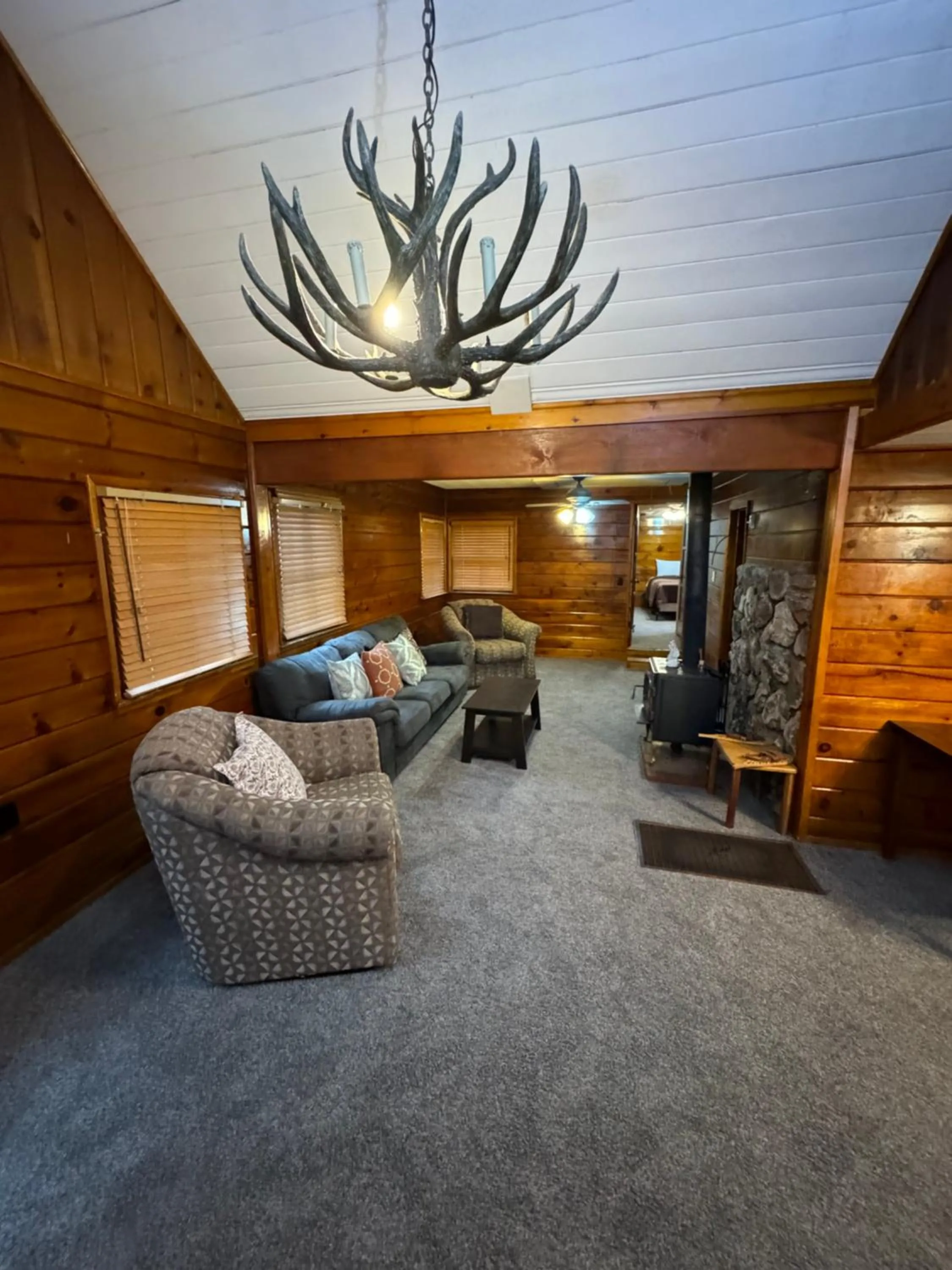 Living room in Crest Lodge Historic Mountain Inn