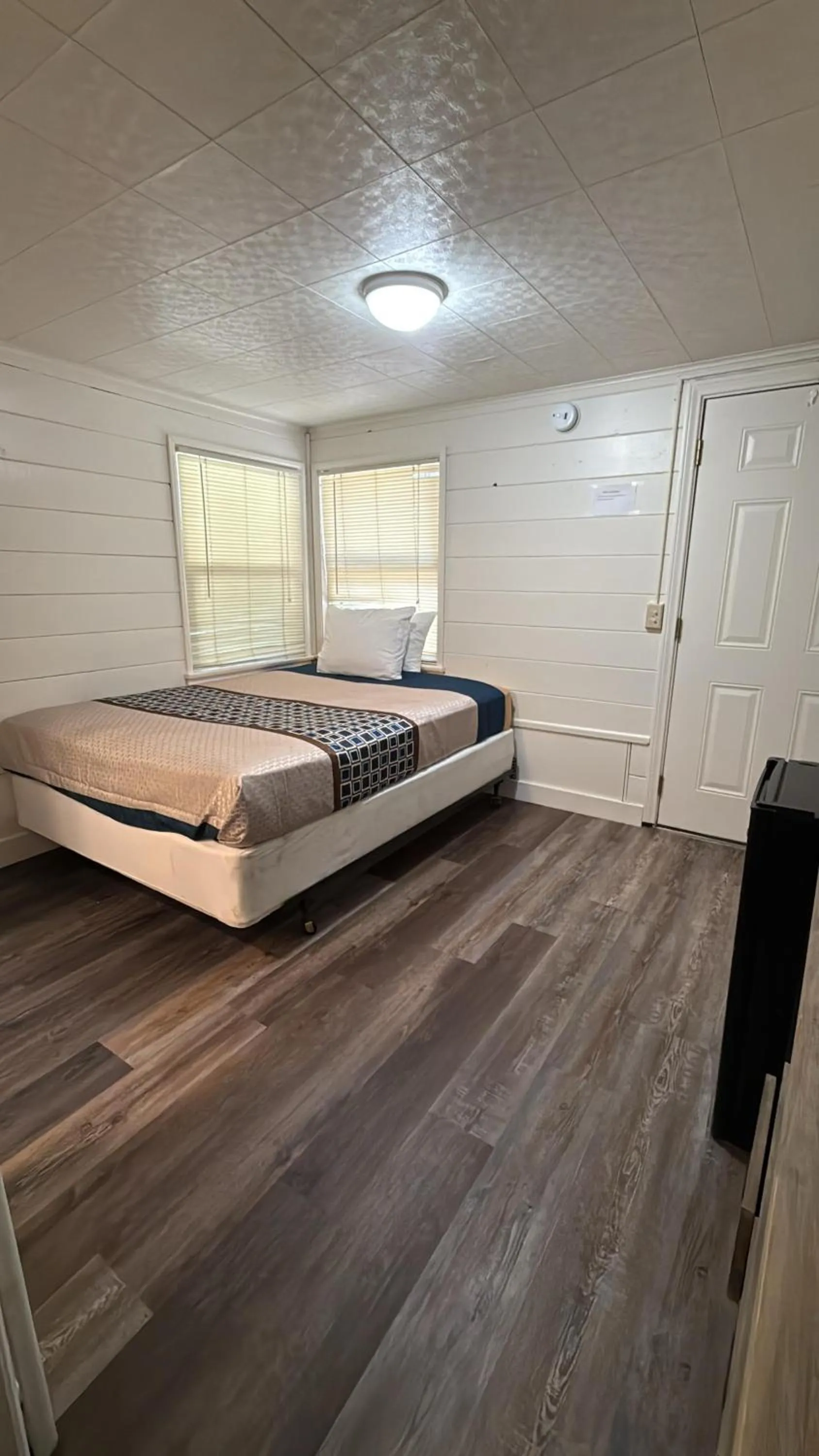 Bed in Crest Lodge Historic Mountain Inn