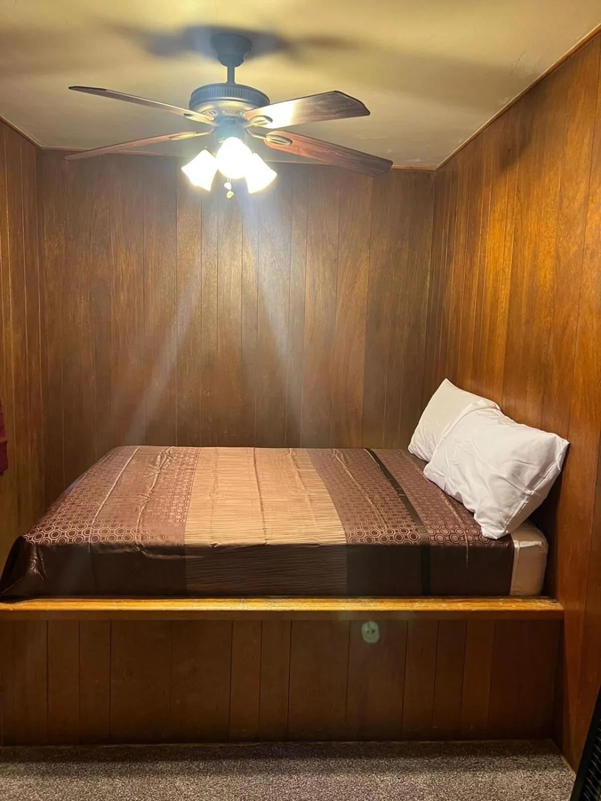 Bed in Crest Lodge Historic Mountain Inn