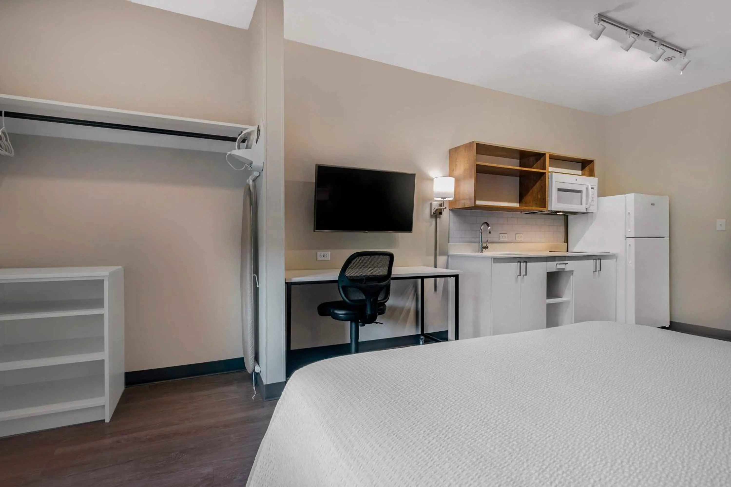 TV and multimedia, Bed in Extended Stay America Premier Suites - Pueblo