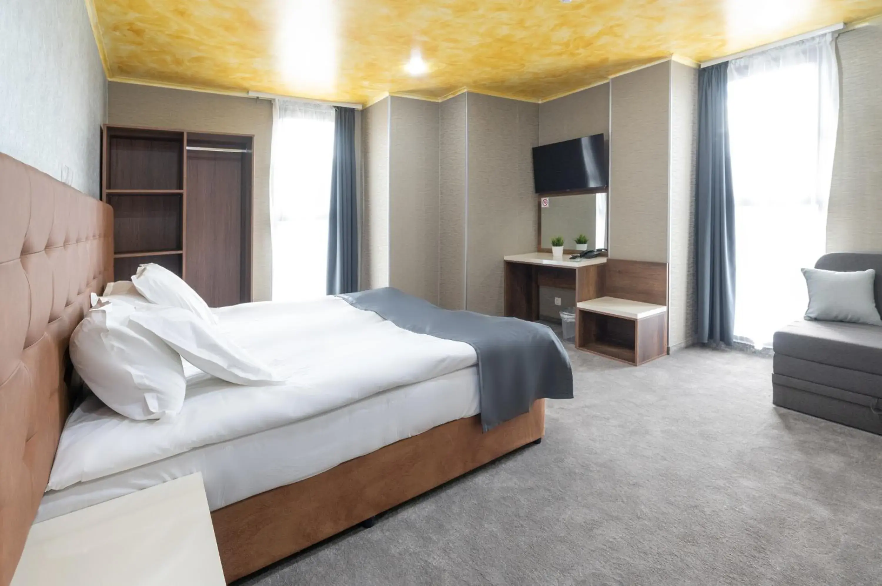 Deluxe Double Room with Extra Bed - single occupancy in Hotel Boutique 5 - Free parking - Free breakfast - Free internet - EVSE Deluxe Double Room with Extra Bed - single occupancy in Hotel Boutique 5 - Free parking - Free breakfast - Free internet - EVSE