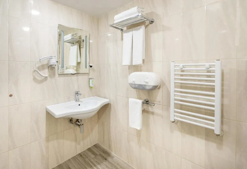 Shower in Hotel Boutique 5 - Free parking - Free breakfast - Free internet - EVSE