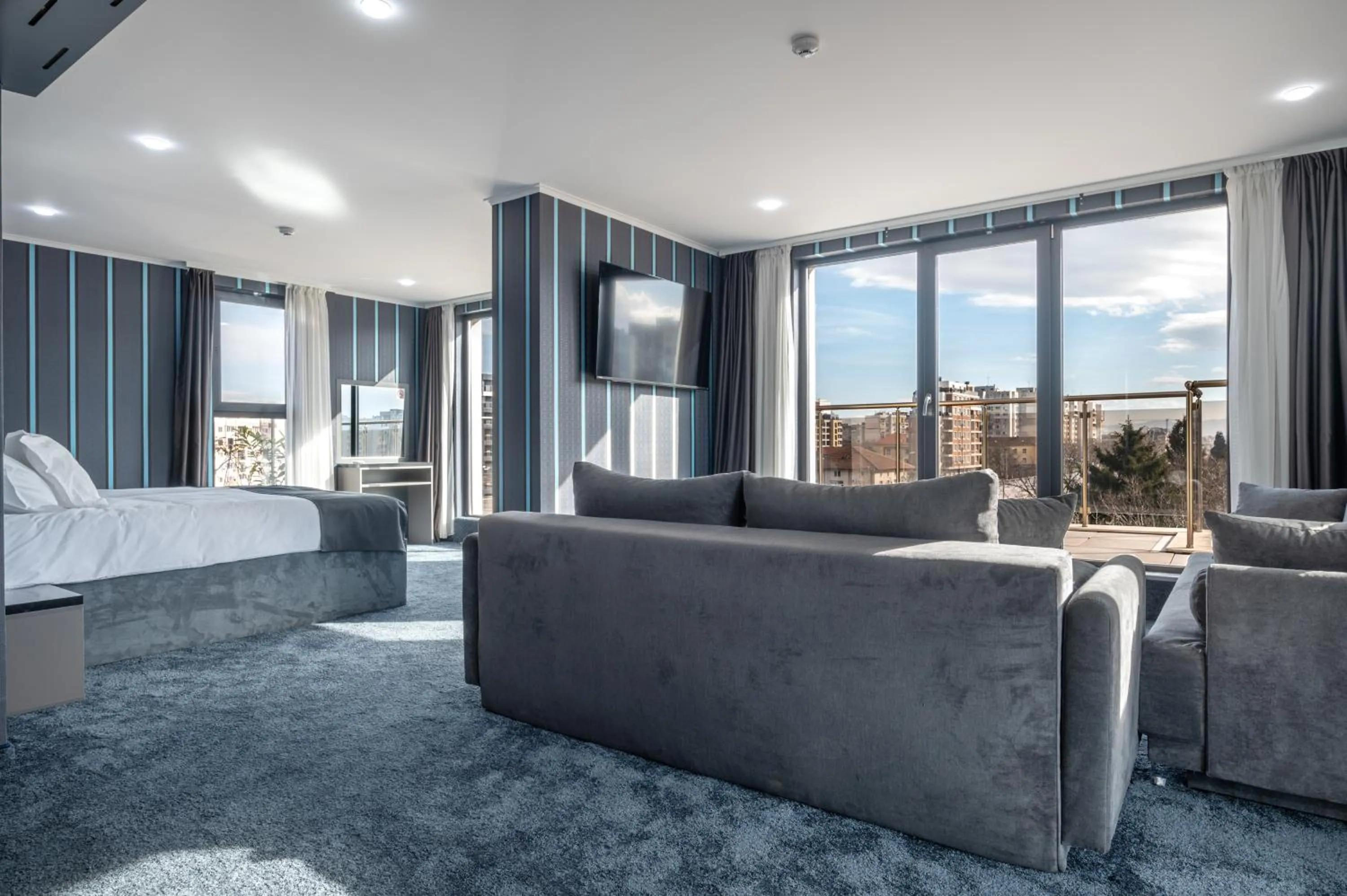 TV and multimedia in Hotel Boutique 5 - Free parking - Free breakfast - Free internet - EVSE