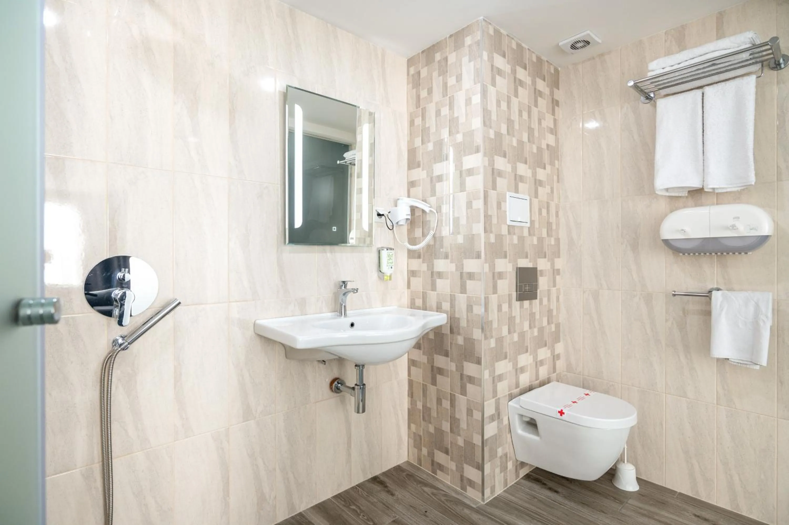 Shower in Hotel Boutique 5 - Free parking - Free breakfast - Free internet - EVSE