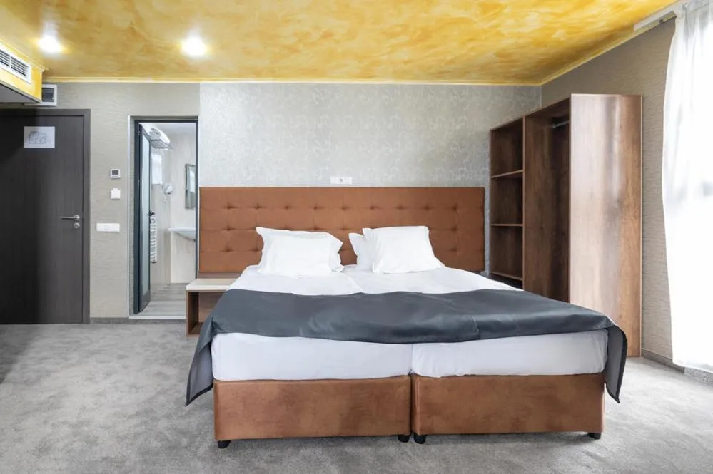 Bed in Hotel Boutique 5 - Free parking - Free breakfast - Free internet - EVSE