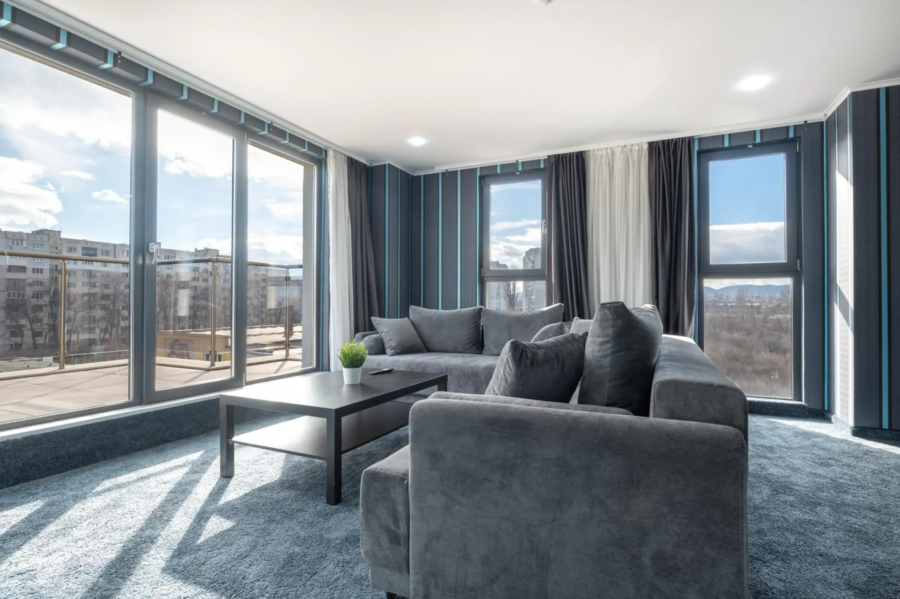 Deluxe King Suite - single occupancy in Hotel Boutique 5 - Free parking - Free breakfast - Free internet - EVSE Deluxe King Suite - single occupancy in Hotel Boutique 5 - Free parking - Free breakfast - Free internet - EVSE