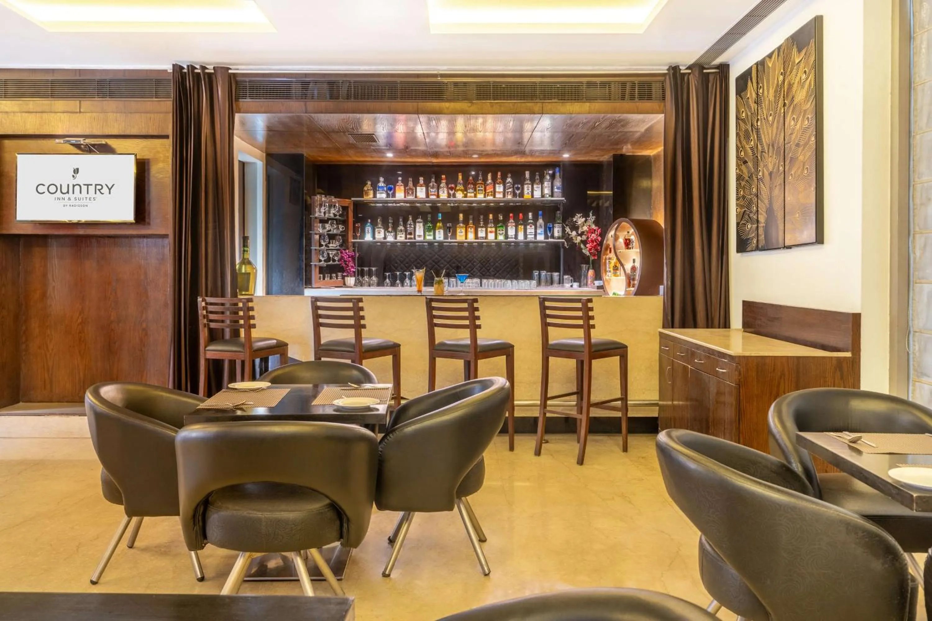Lounge or bar in Country Inn & Suites by Radisson, Bhiwadi