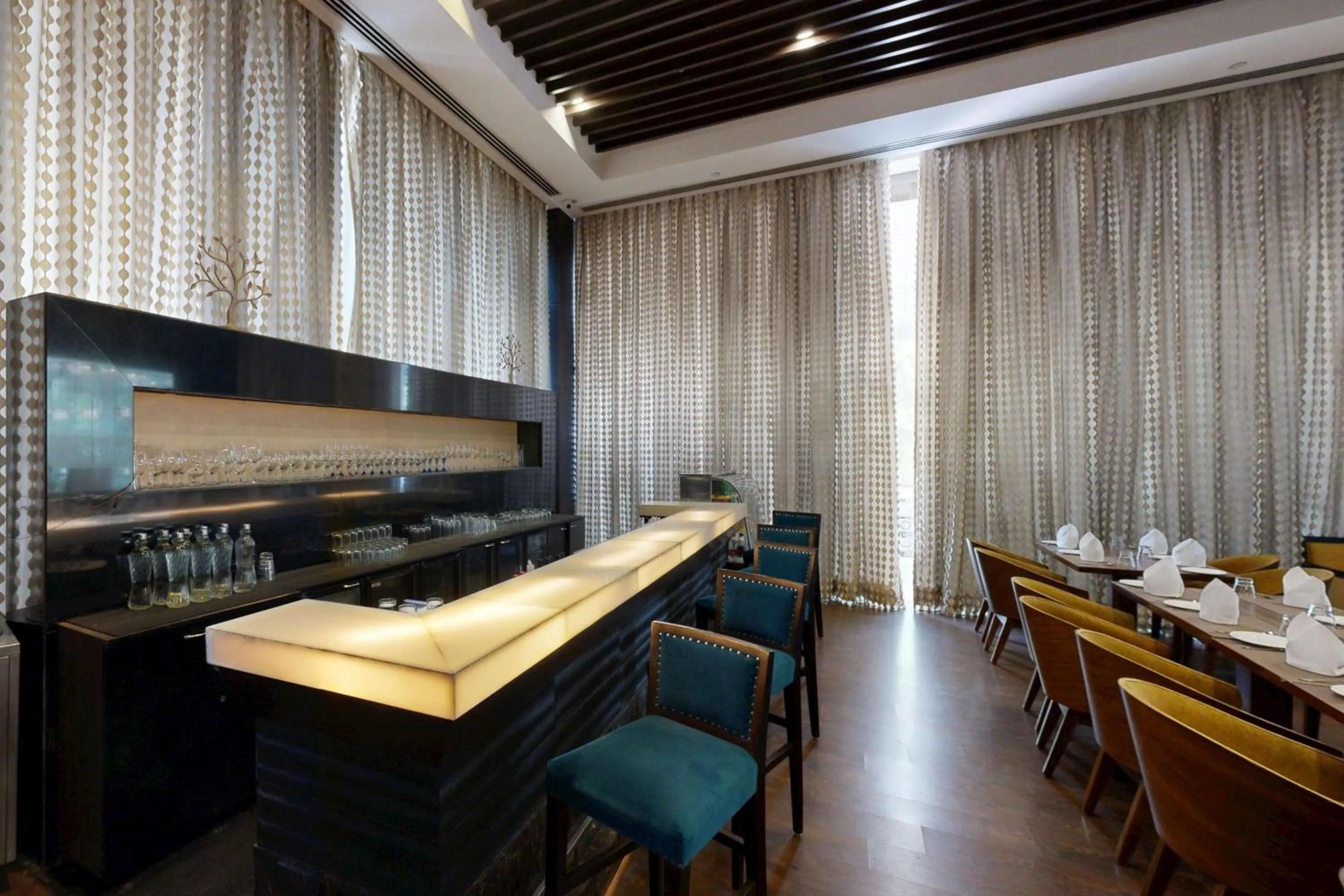 Lounge or bar in Country Inn & Suites by Radisson, Gurugram Sohna Road