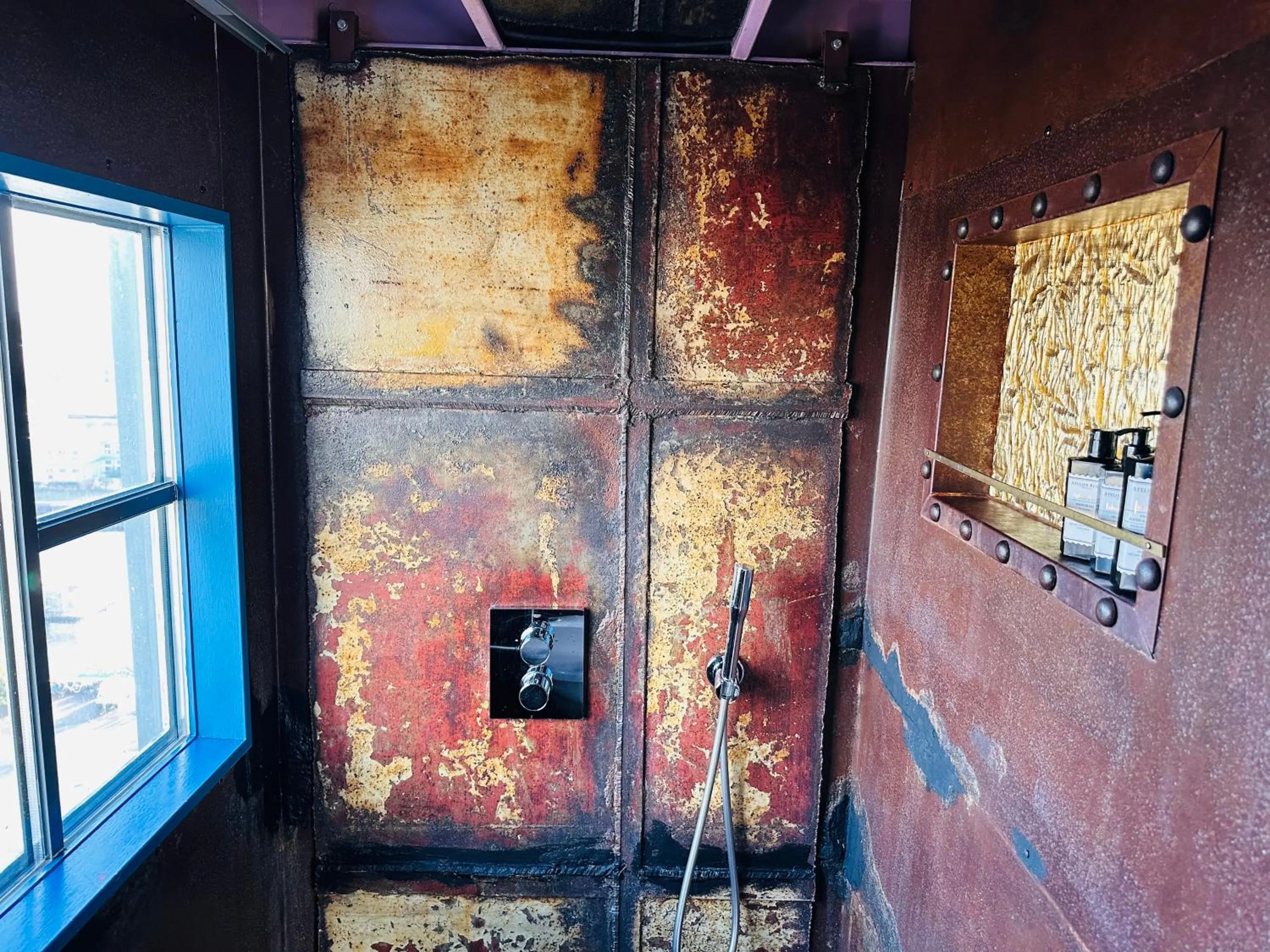 Shower in Crane Hotel Faralda