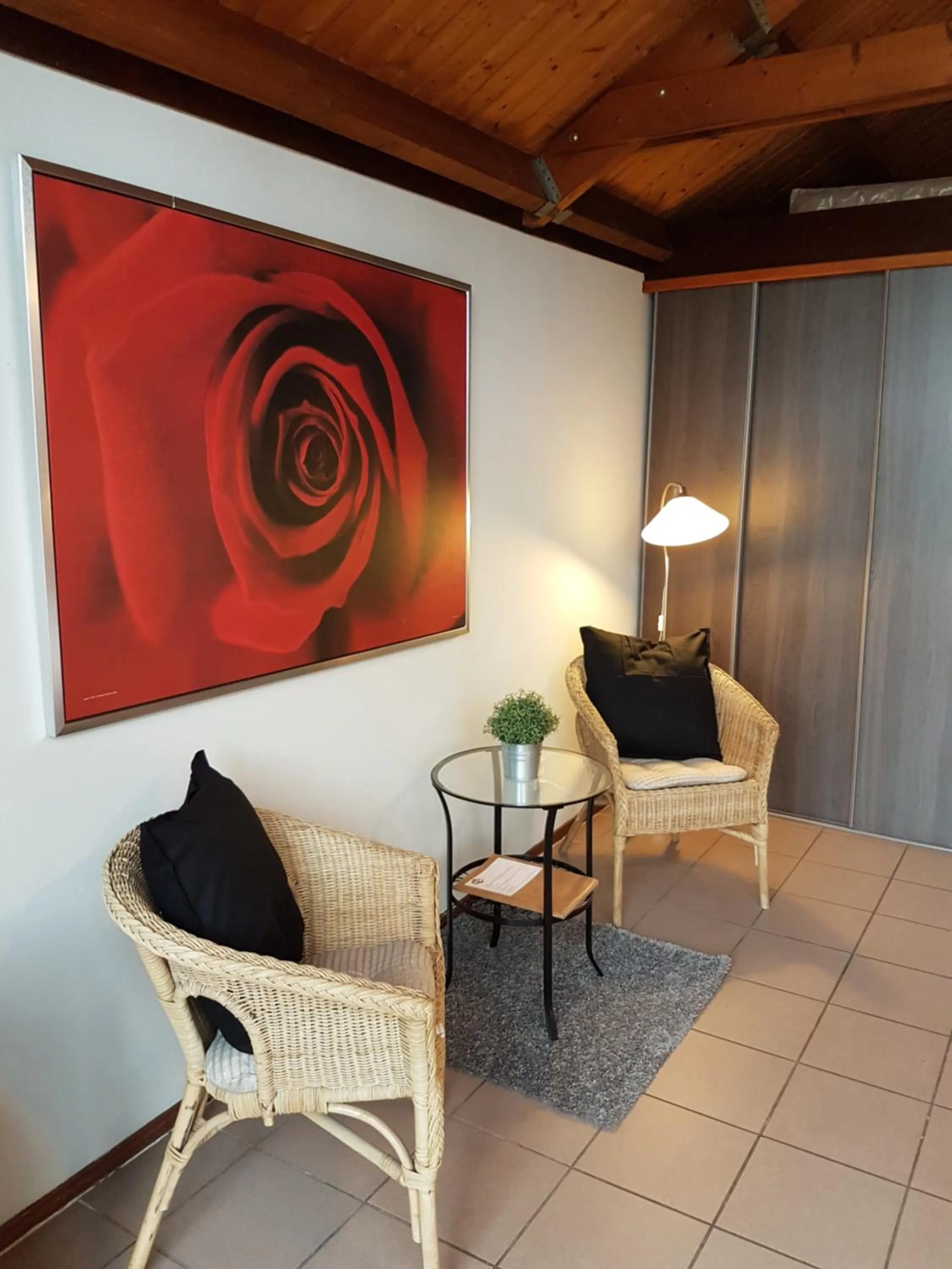 Seating area in Motel Oostvoorne
