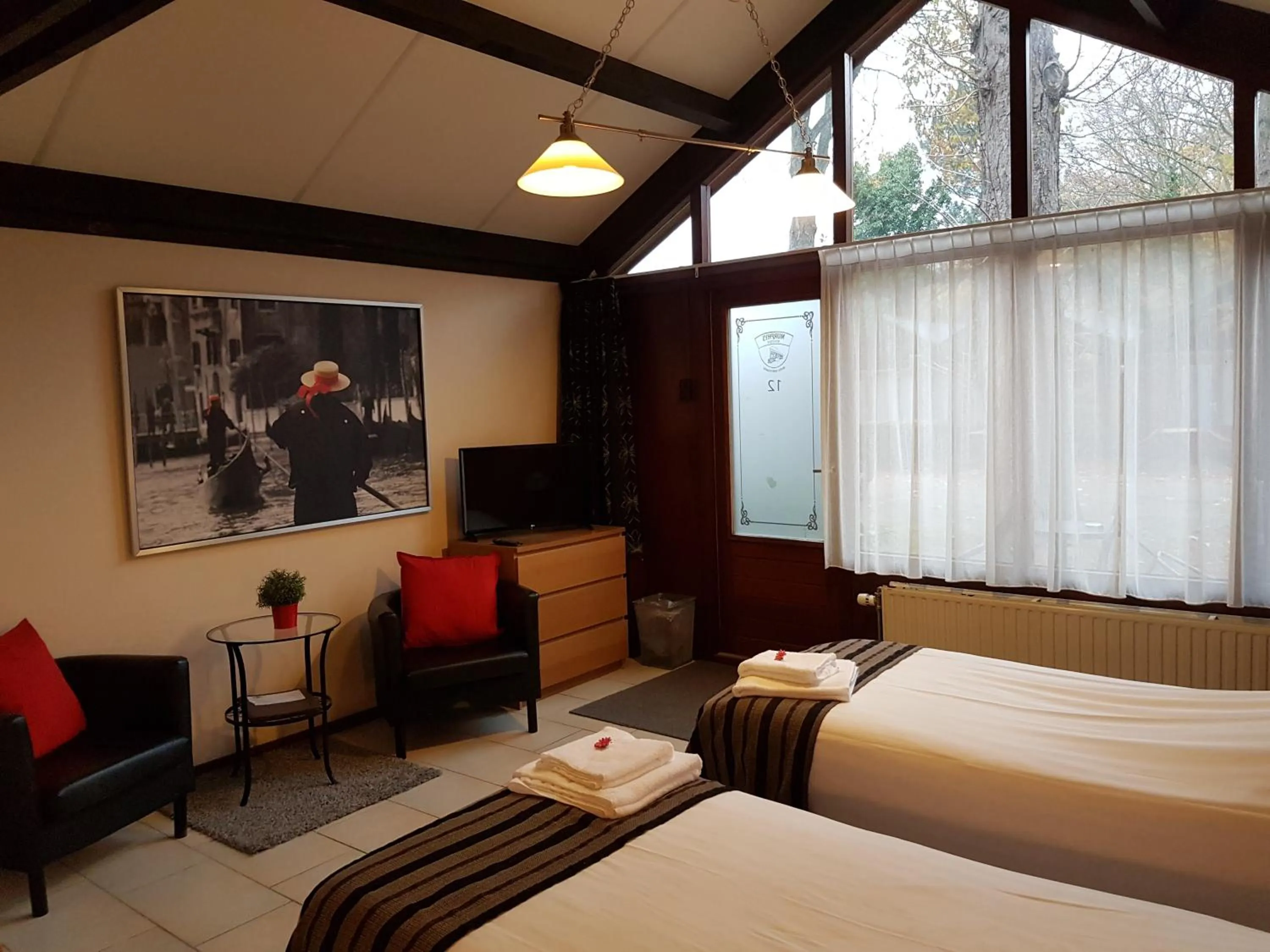 TV and multimedia, Bed in Motel Oostvoorne