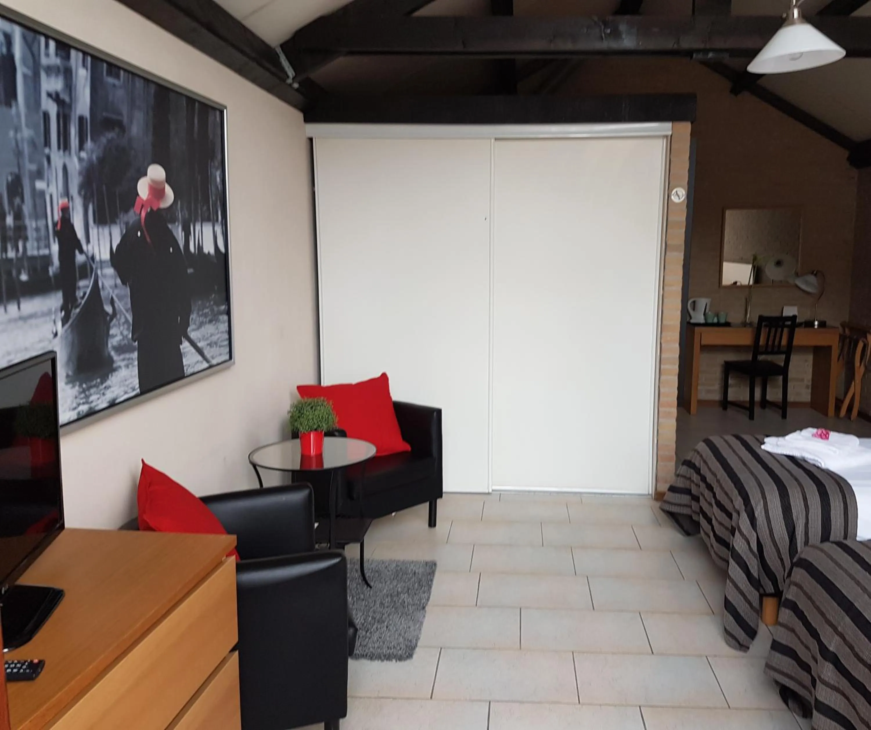 Seating area, Bed in Motel Oostvoorne