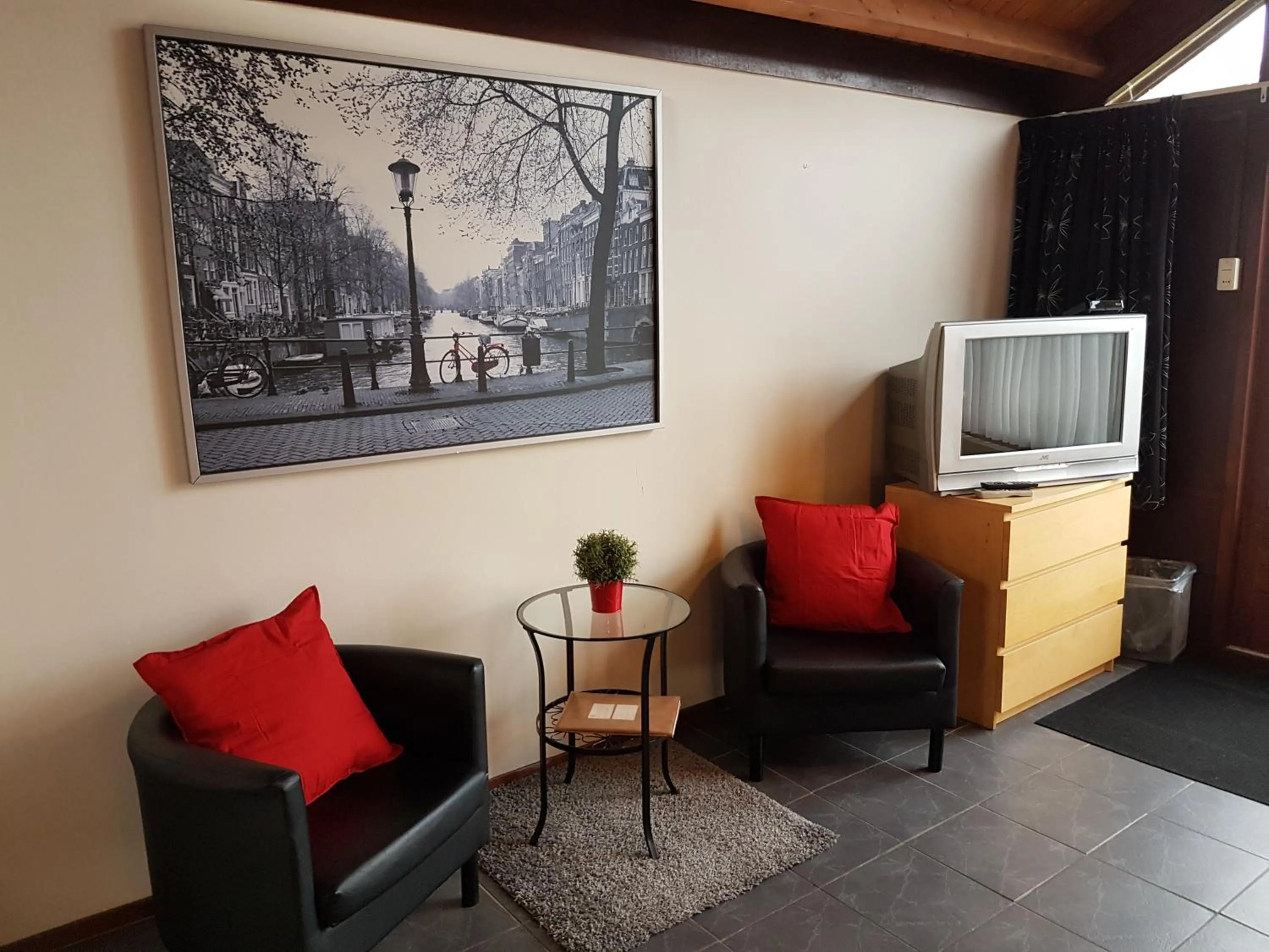 Seating area in Motel Oostvoorne