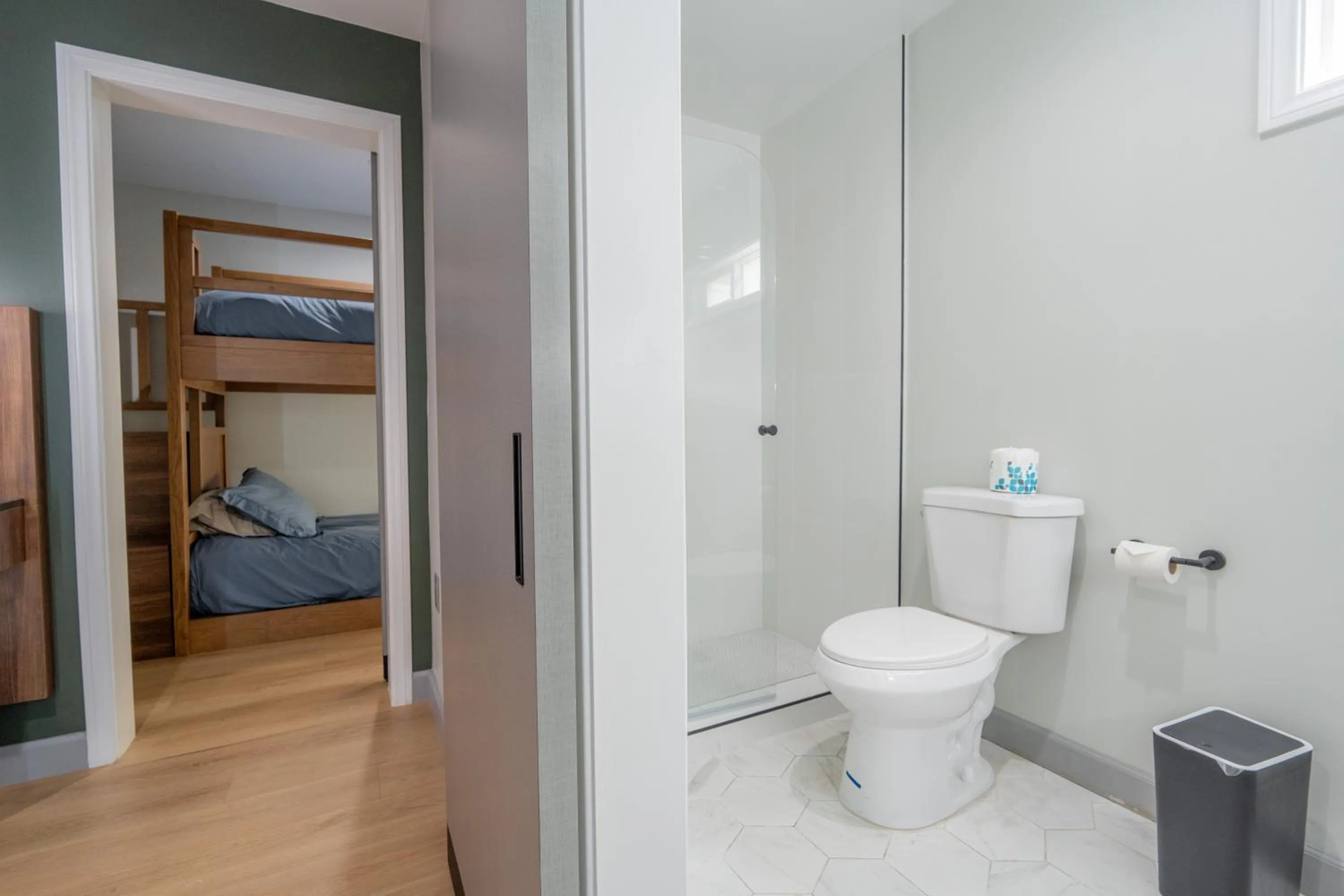 Bathroom, Bed in Avanti