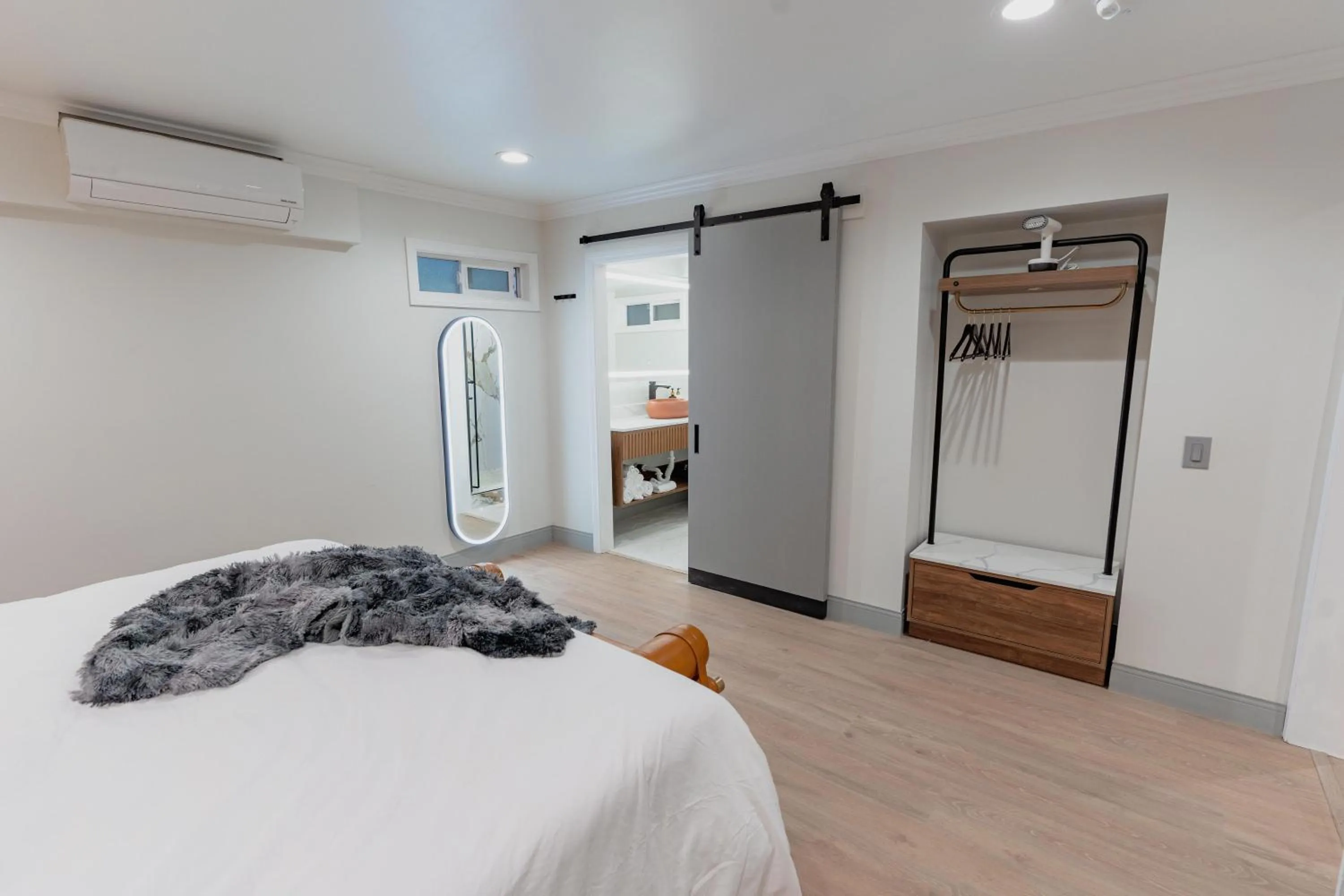 Bedroom, Bed in Avanti