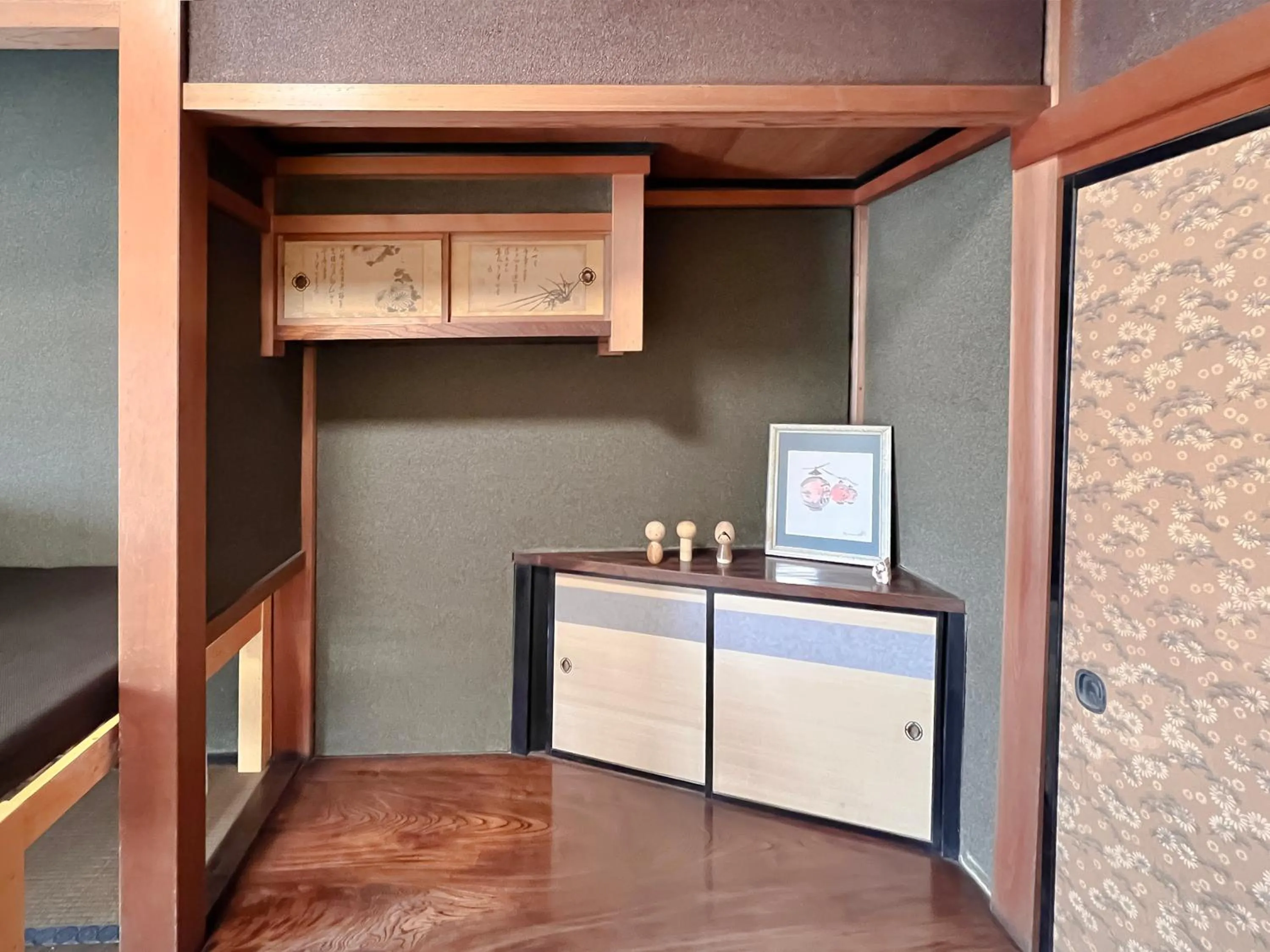 hair dresser in Hostel Miyagawa by Murasaki