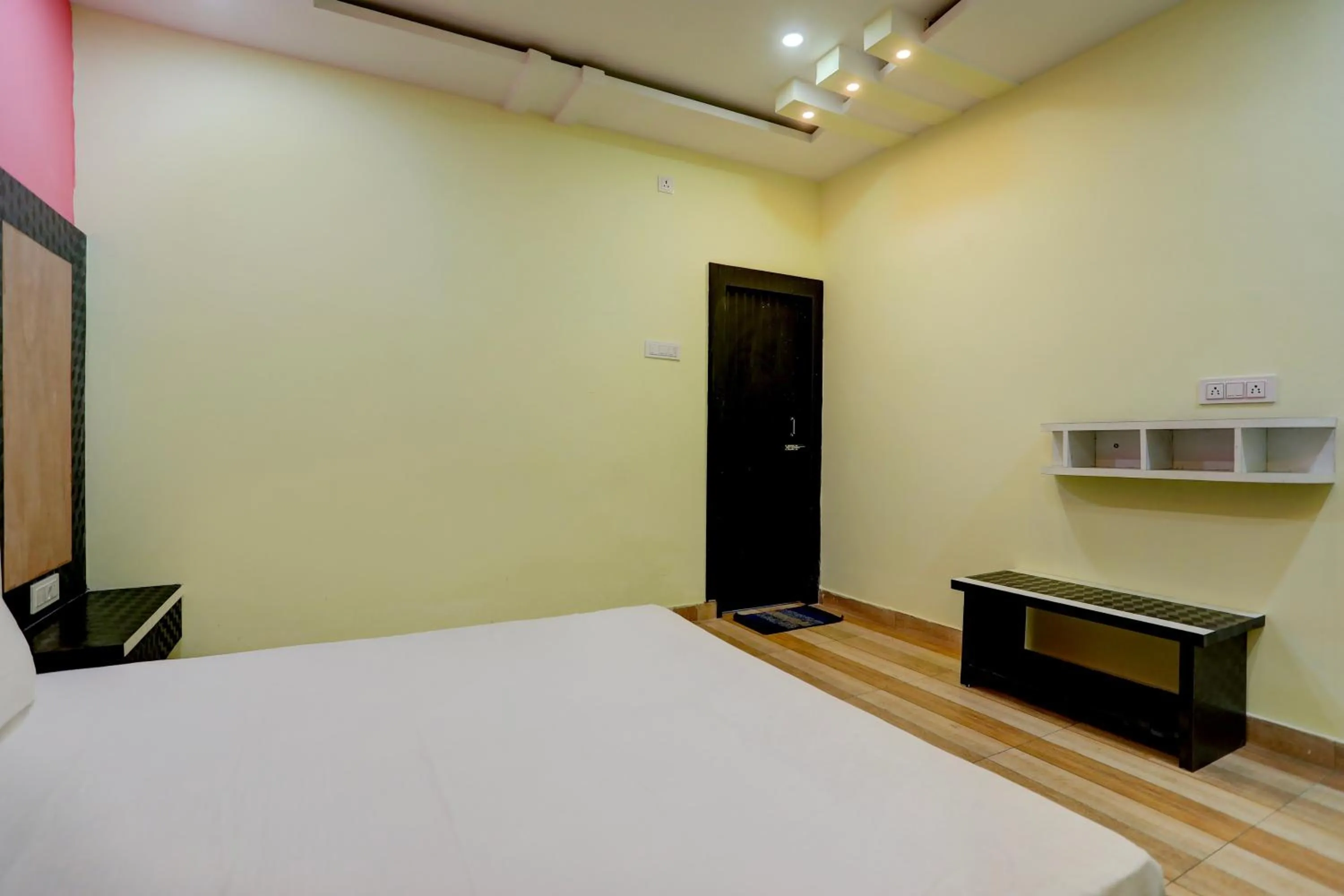 Bedroom, Bed in Super Hotel O The Nirvana Resorts