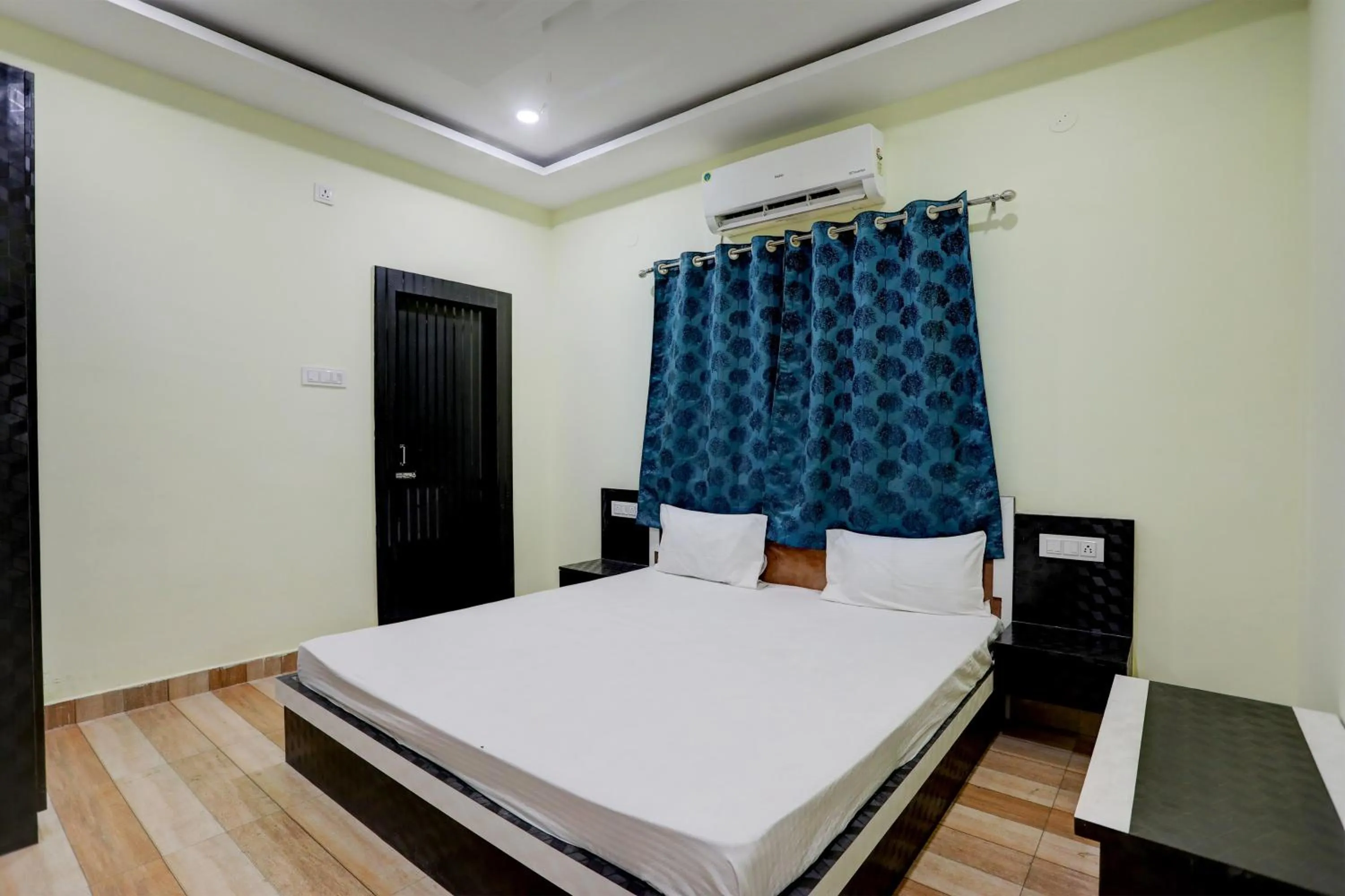 Bedroom, Bed in Super Hotel O The Nirvana Resorts