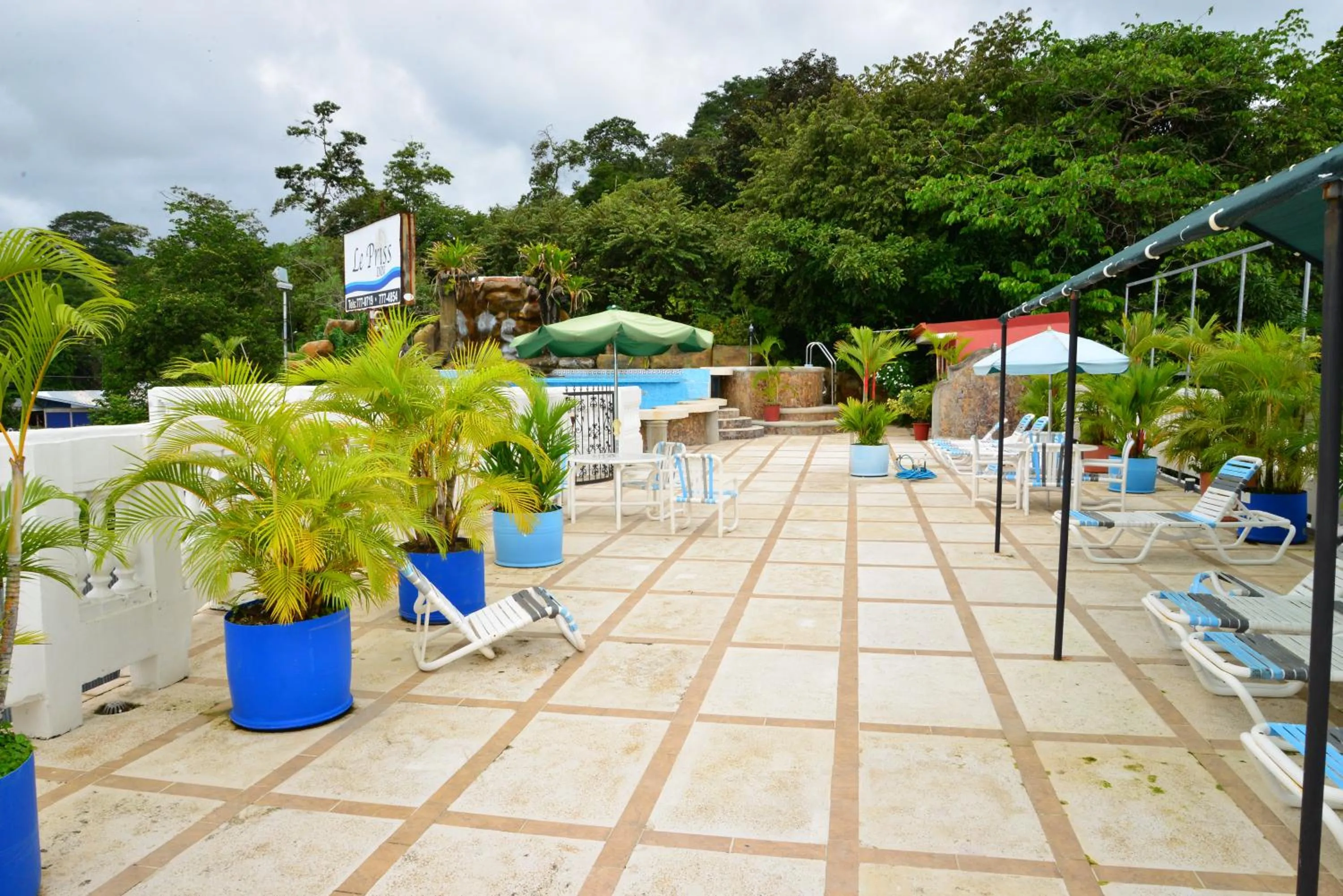 Swimming pool in Hotel Le Priss