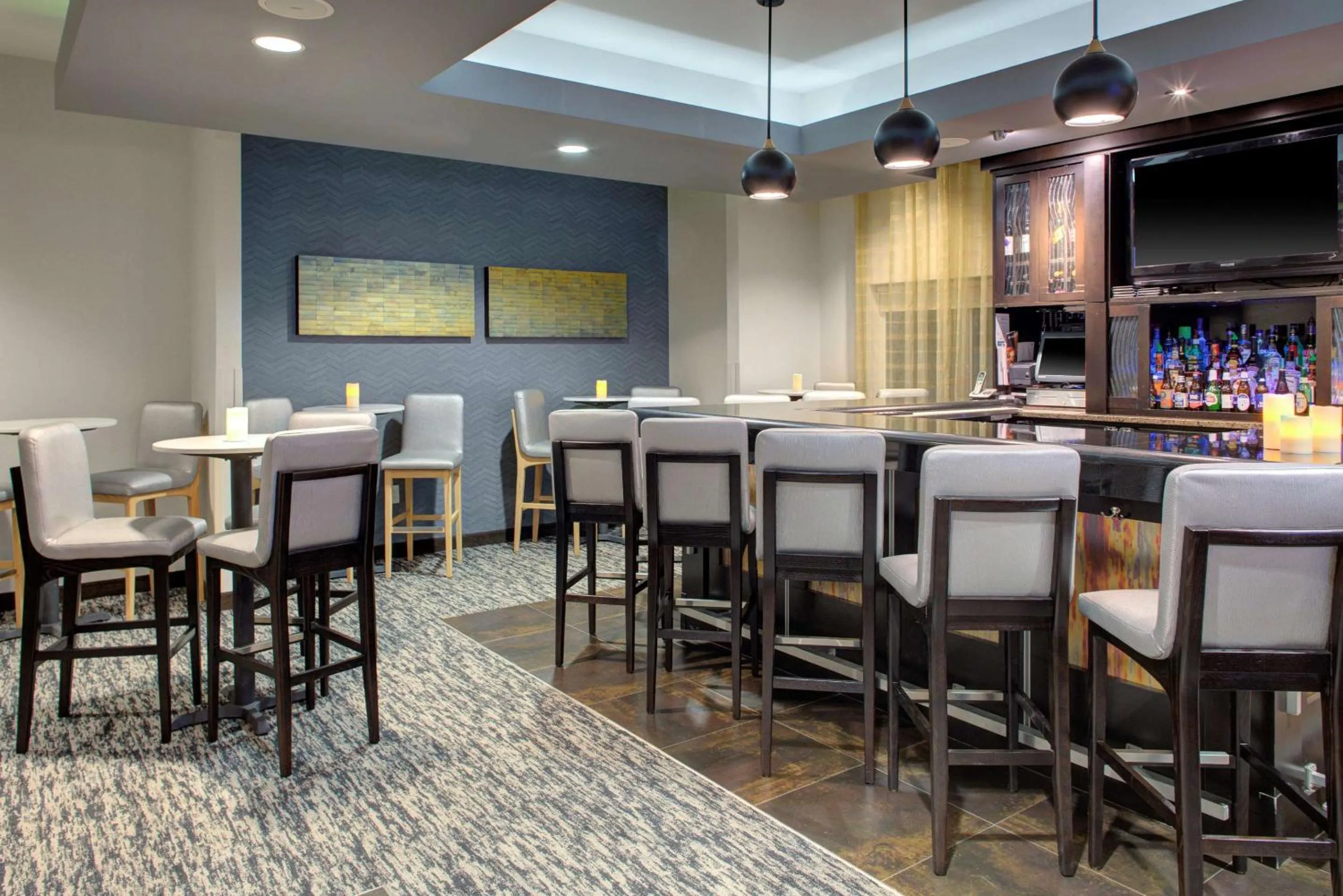 Lounge or bar in Hyatt House Raleigh Durham Airport