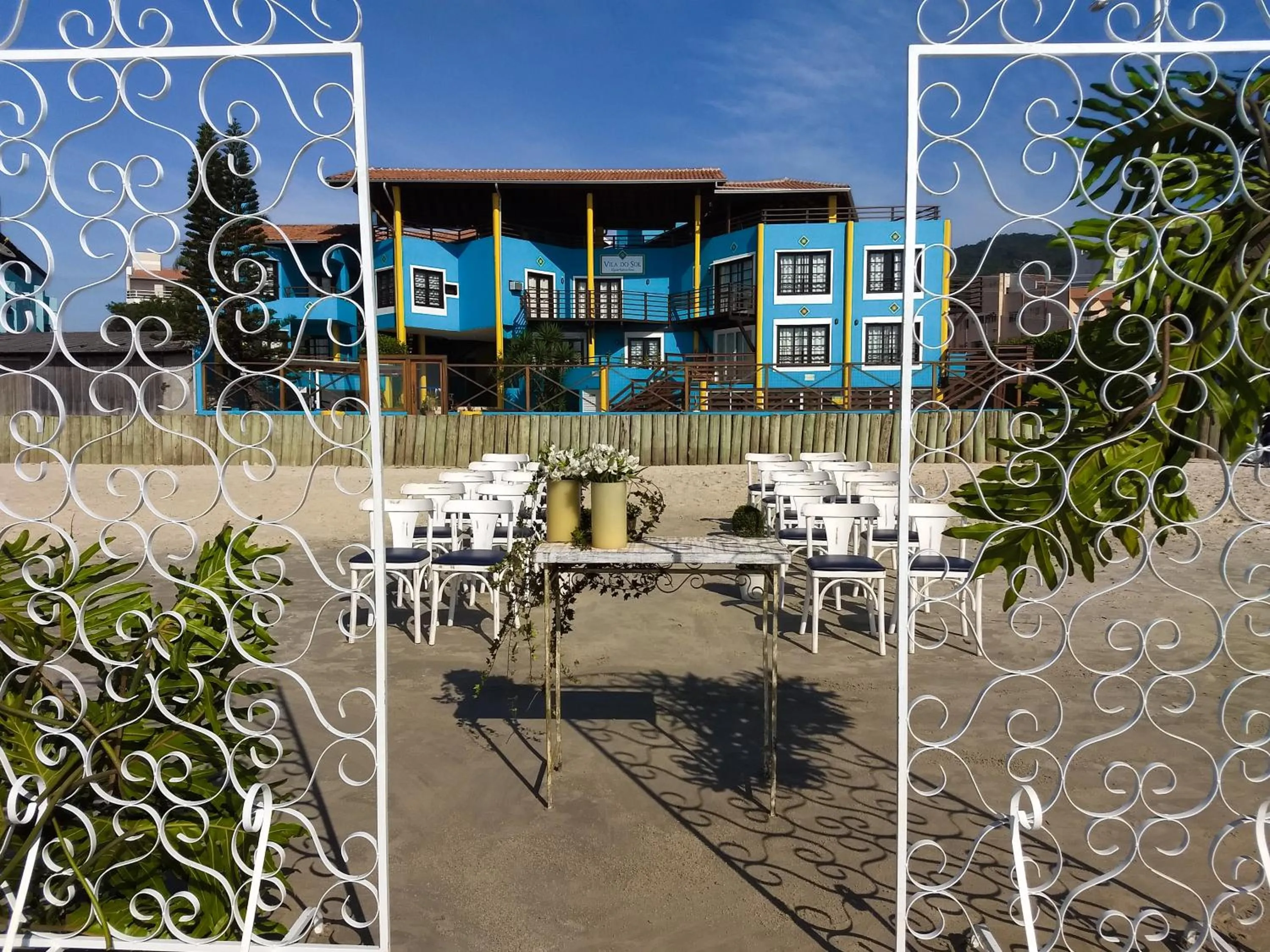 Facade/entrance in Residencial Vila do Sol, Apartamentos com pé na areia