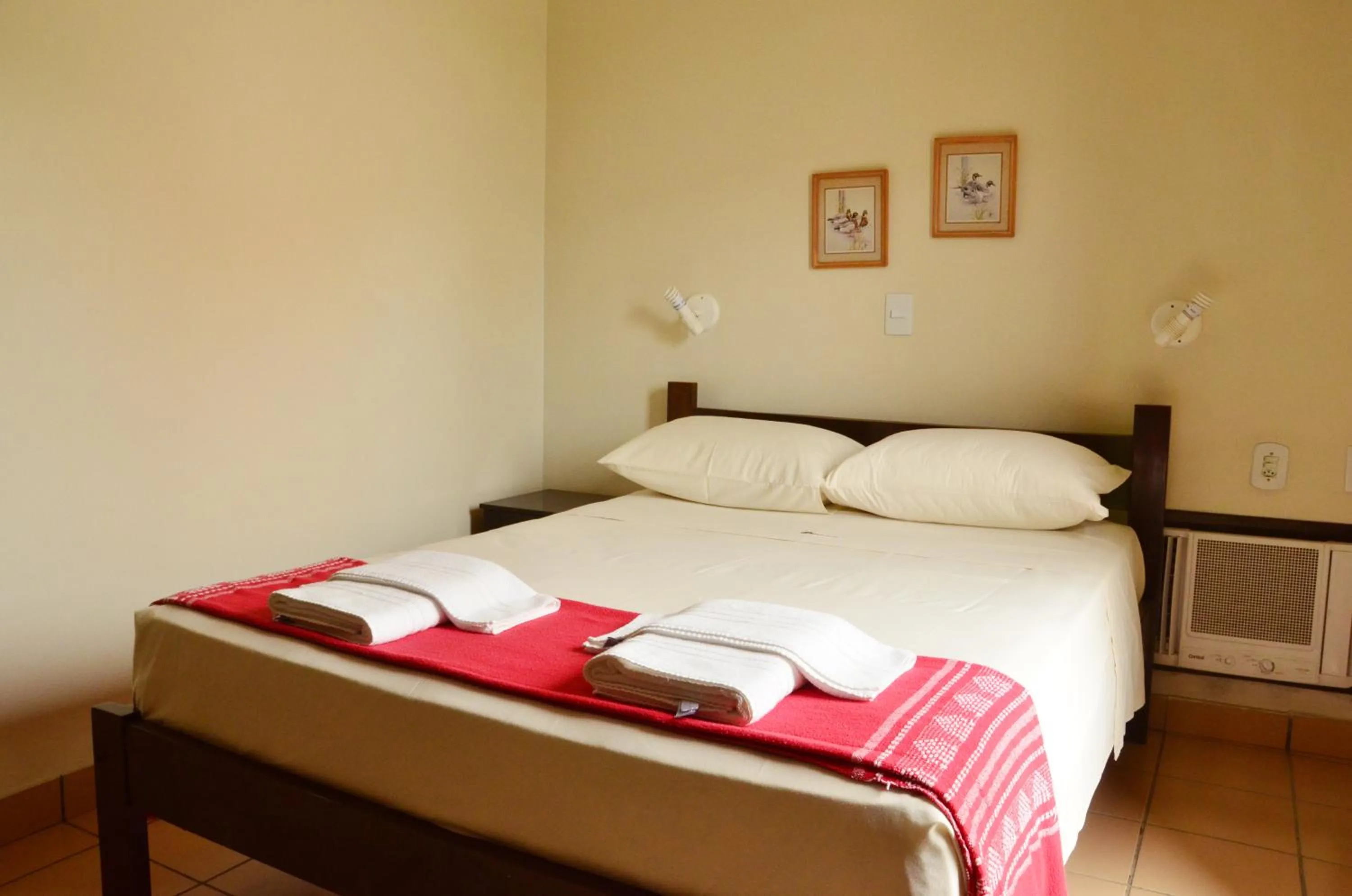 Bed in Residencial Vila do Sol, Apartamentos com pé na areia