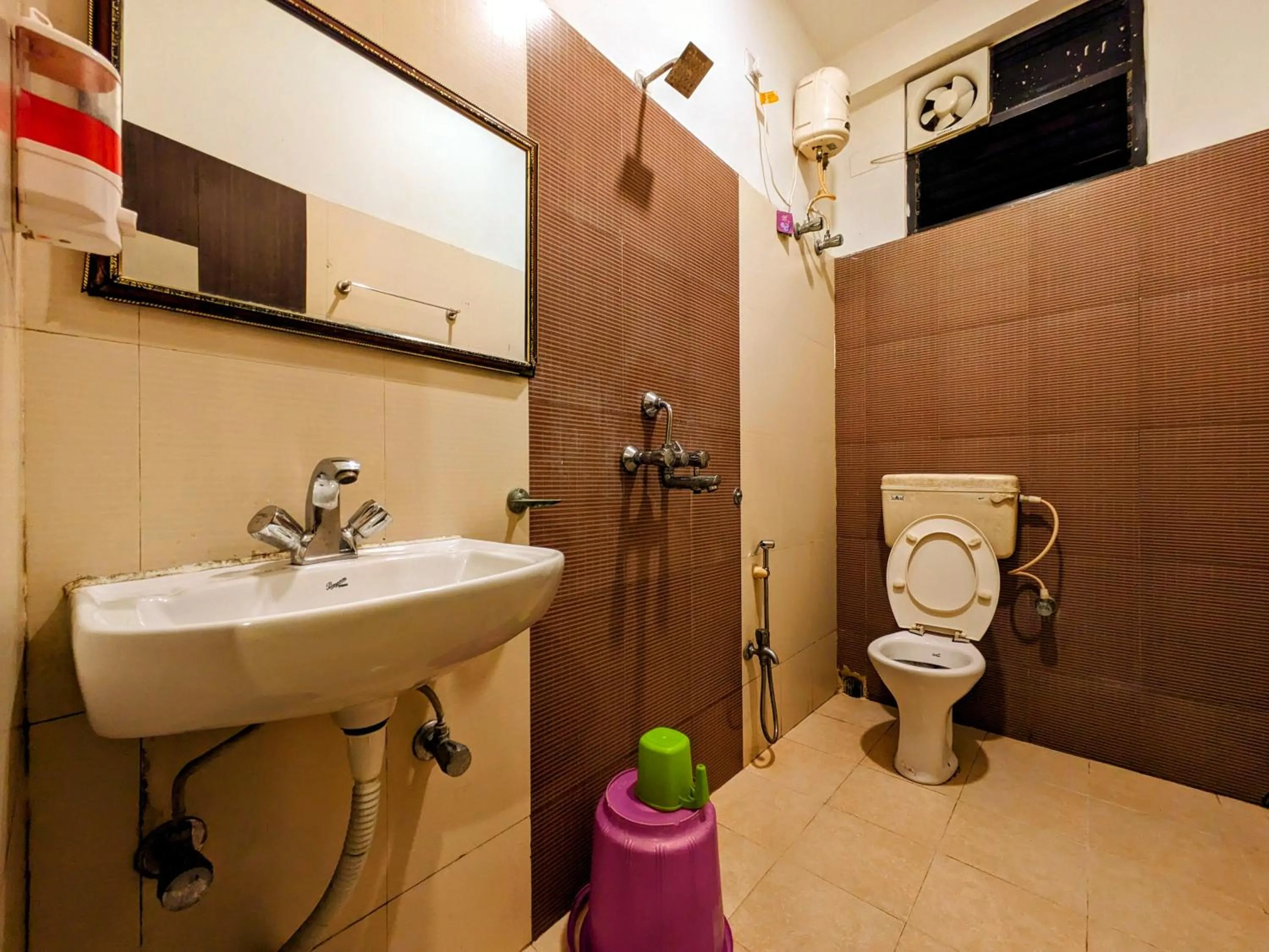 Shower in HOTEL SUN CITY