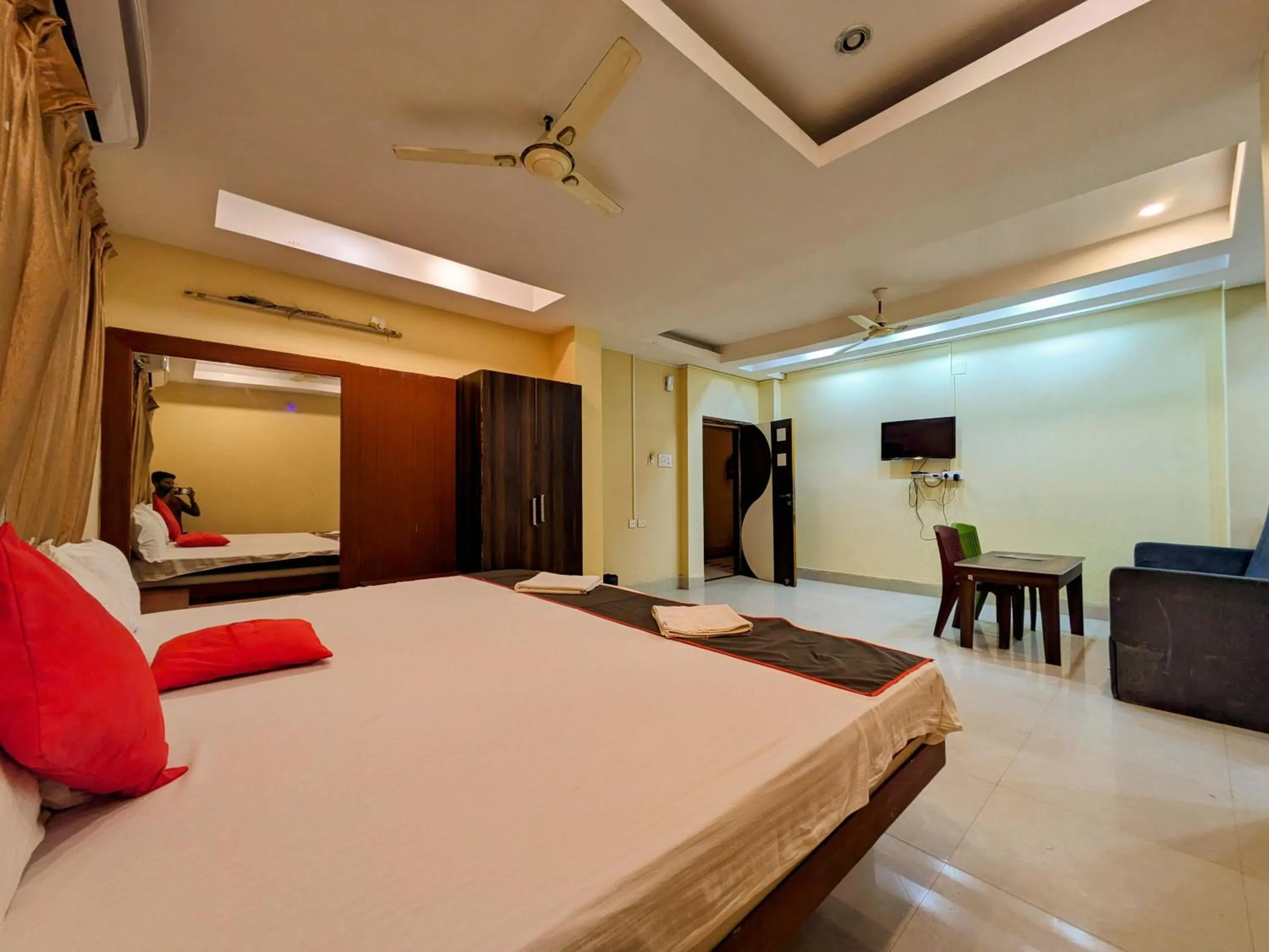 Living room, Bed in HOTEL SUN CITY